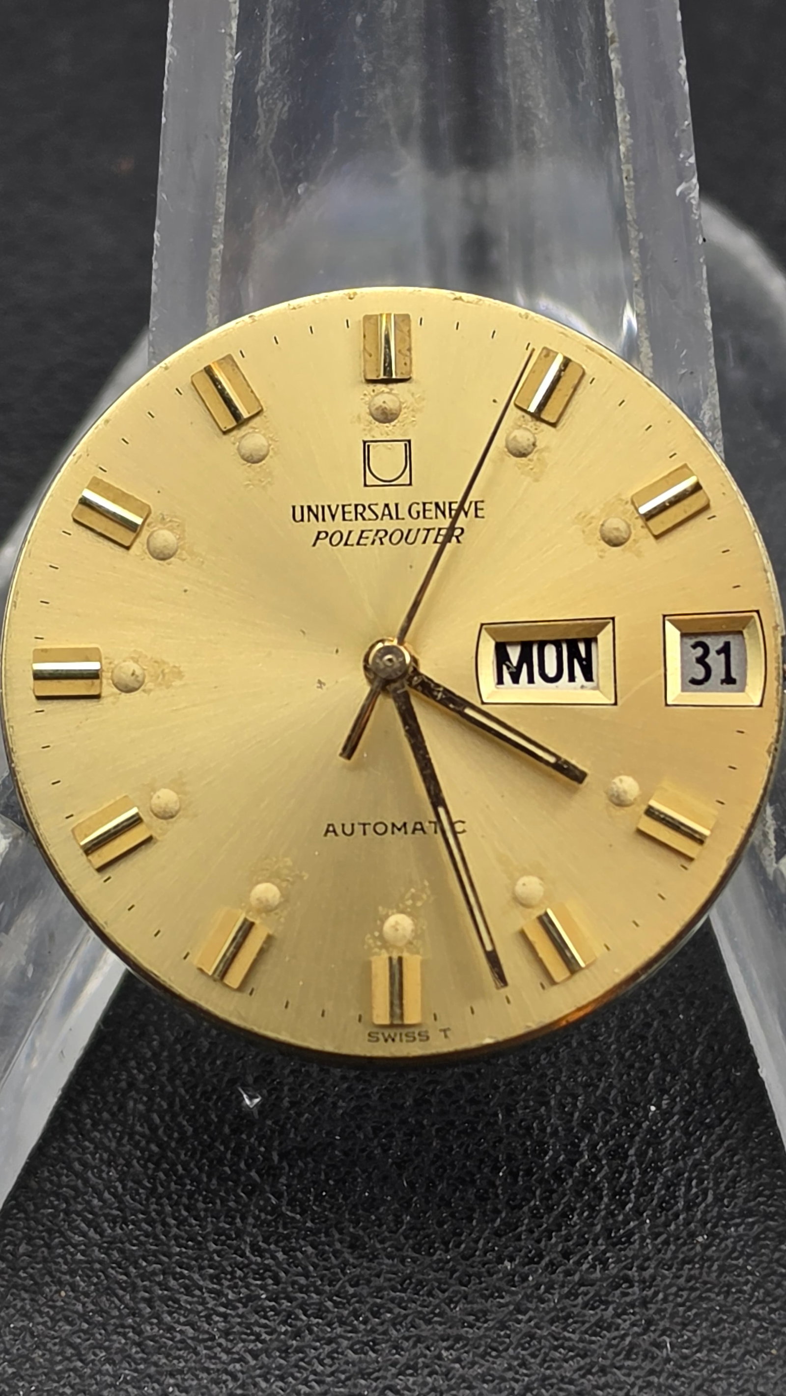 1970s Universal Geneve Polerouter Day-Date Movement Dial Cal 72 Microtor 17J 29mm Auto: Up for sale is a vintage circa late 1960s to early 1970s Universal Genève Polerouter Day-Date movement and dial set, removed from its case. The champagne gold-toned sunburst dial is signed "Universal