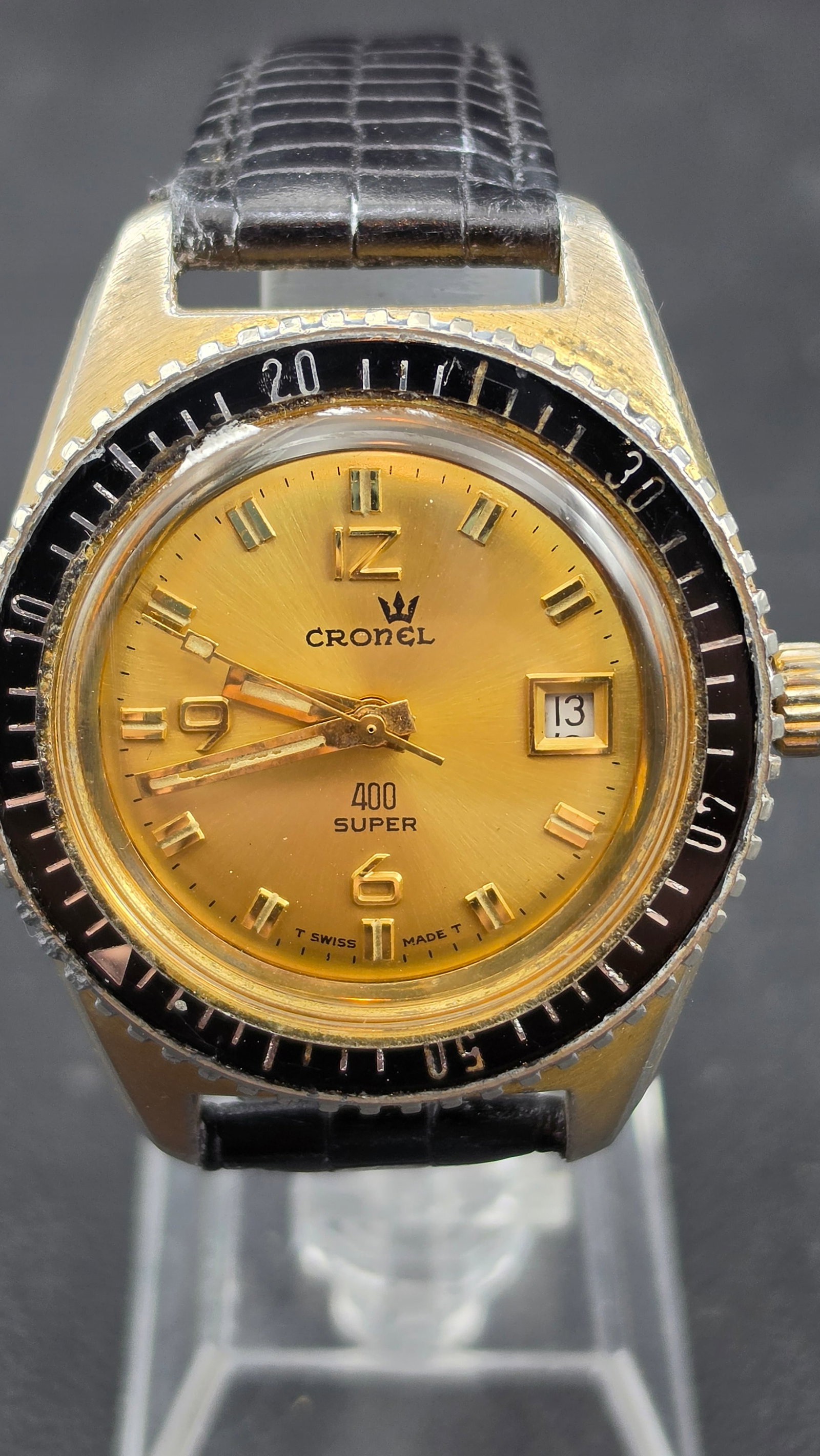 Vintage 1960s Cronel 400 Super Swiss Skin Diver Watch Gold Tone Black Bezel Date EB8800 Mvmt 40mm: Up for sale is a vintage circa 1960s Cronel 400 Super skin diver-style wristwatch. The champagne gold sunburst dial is signed "Cronel / 400 Super / T Swiss Made T" and features applied gold numeral ho