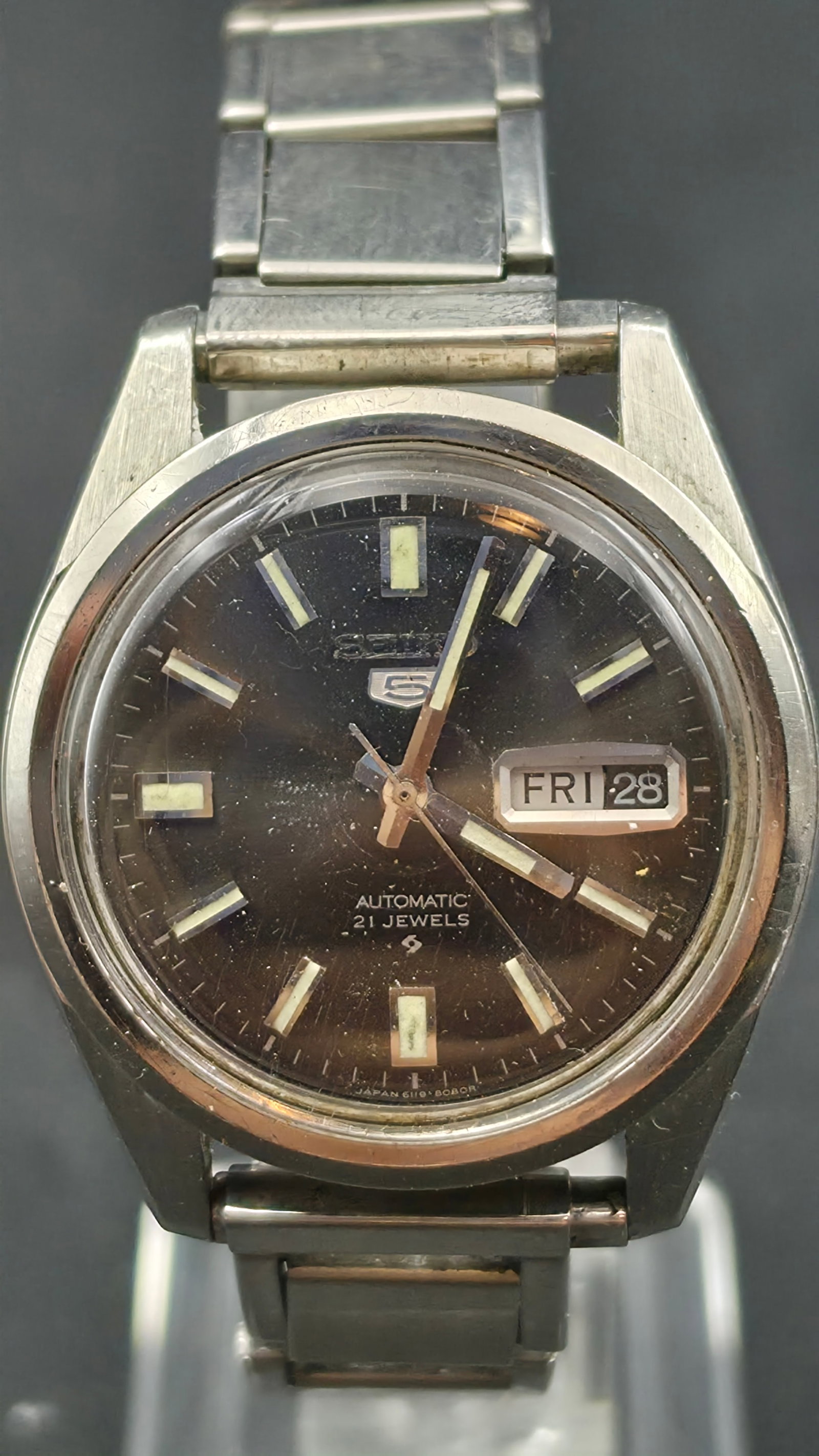 1970 Seiko 5 Ref. 6119-8083 Cal. 6119 21 Jewel Automatic Day-Date 37mm Stainless Runs: Up for sale is a vintage 1970 Seiko 5 automatic men's watch, reference 6119-8083. The case back is stamped "Seiko / Stainless Steel / 6119-8083 / Waterproof / 073355 / Japan A." The movement is the Ca