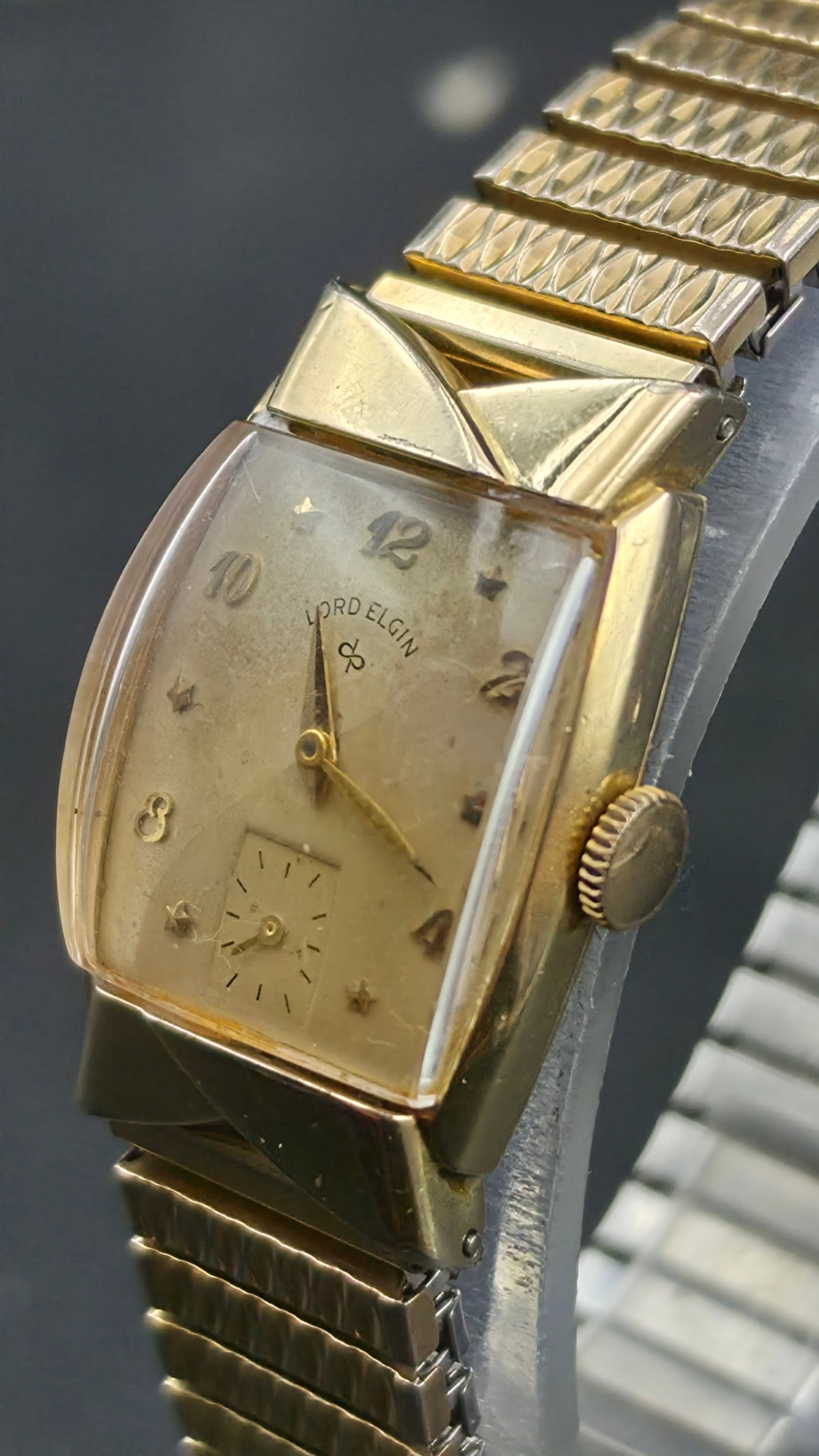 1950s Lord Elgin Cal. 670 21 Jewel 14K Gold Filled Cushion Watch Adj'd 22mm Runs: Up for sale is a vintage 1950s Lord Elgin men's manual wind dress watch, reference 4626. The inner case back is stamped "4626 / Cased and Timed by Elgin National Watch Co. / 14K Gold Filled / Wadswort