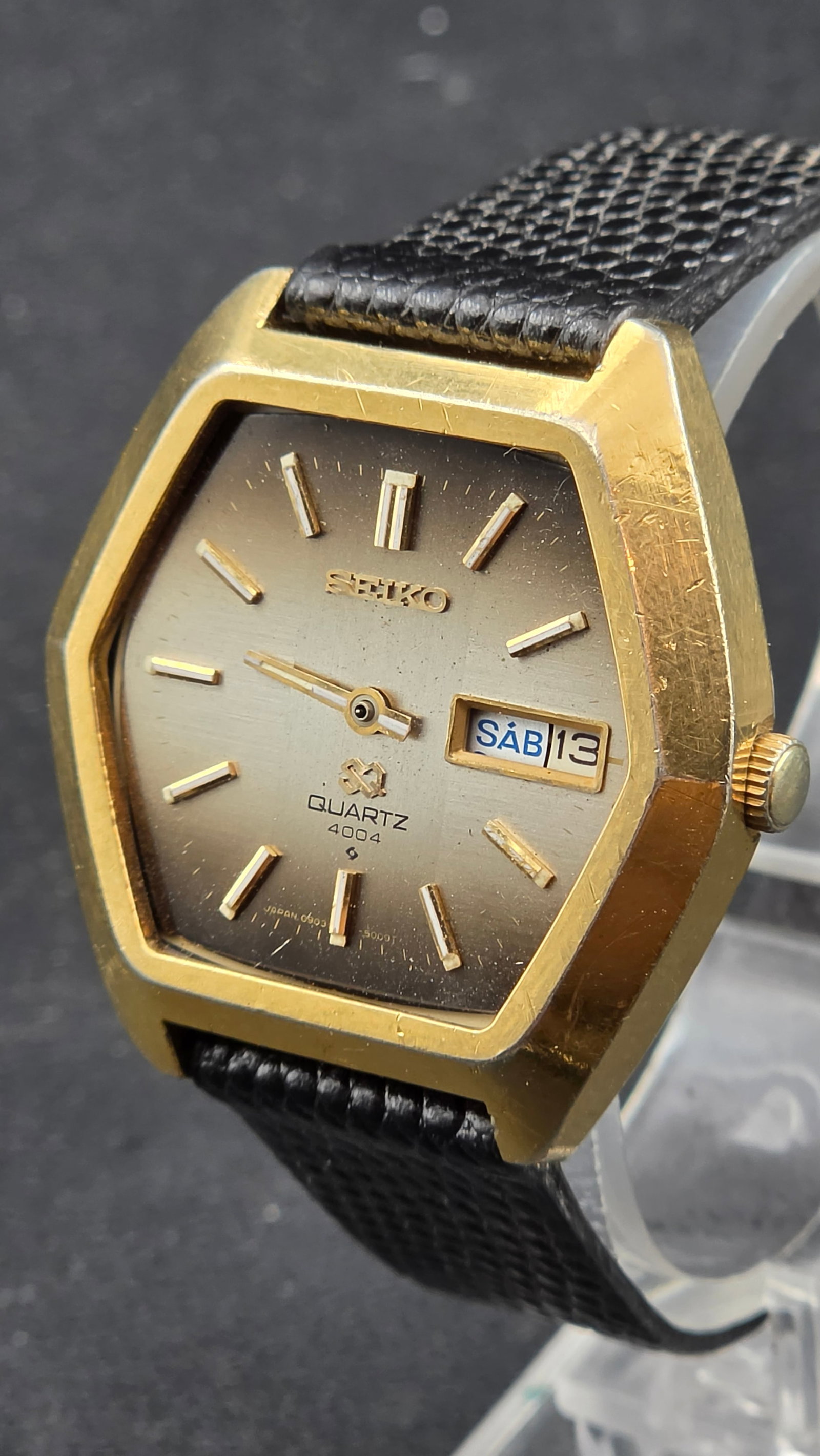 1974 Seiko SQ Quartz 4004 Day Date Watch 0903-5009 Gold Tone 37mm: Up for sale is a vintage 1974 Seiko SQ Quartz 4004 men's day-date wristwatch, reference 0903-5009, with serial number 480599 stamped on the stainless steel case back confirming an August 1974 producti