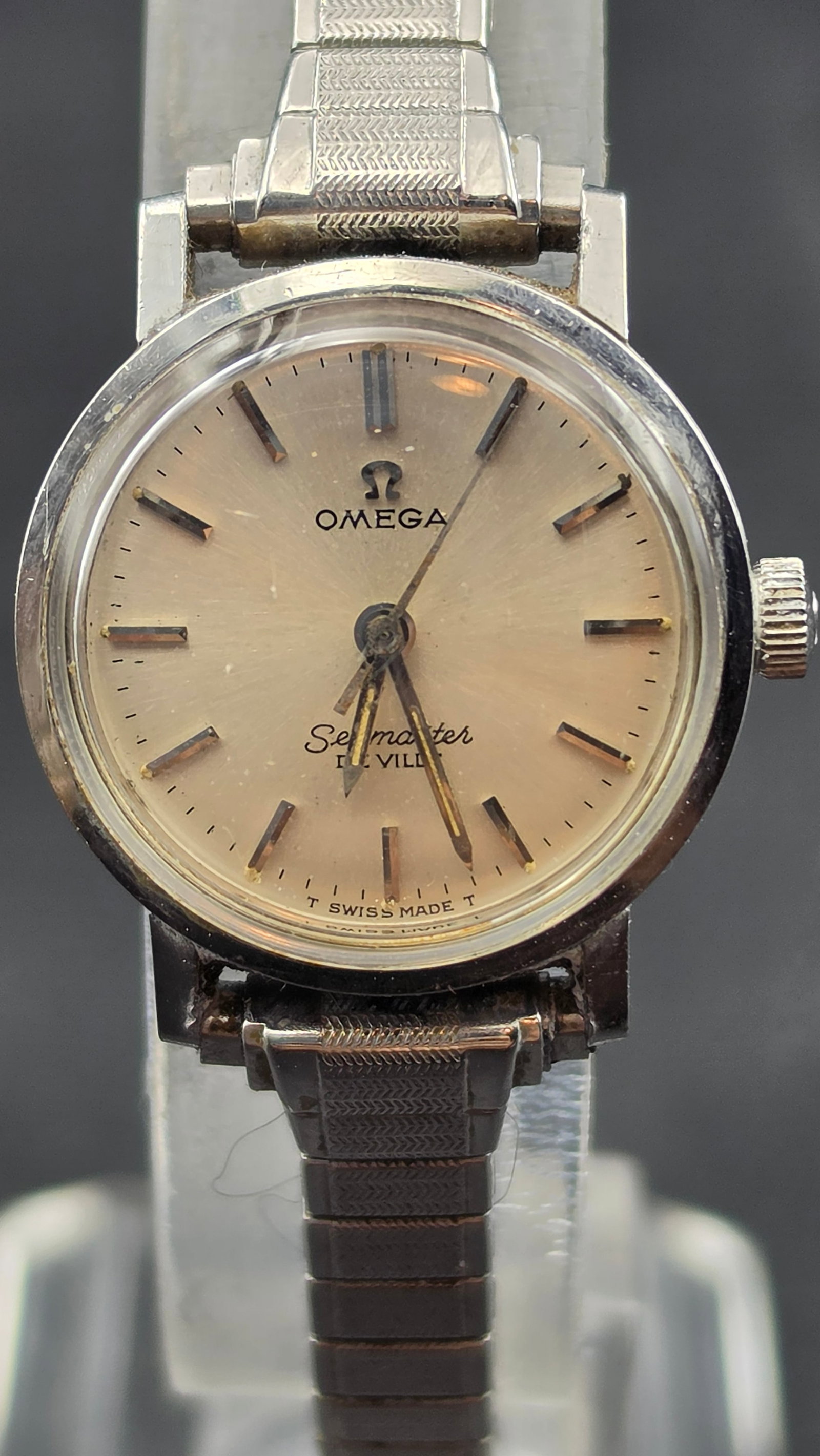 1963 Omega Seamaster De Ville Ladies Ref 535.004 Cal 630 17J Manual Wind 22mm Running: Up for sale is a 1963 Omega Seamaster De Ville ladies wristwatch, reference 535.004, powered by the Omega caliber 630 manual-wind movement. The silver/champagne sunburst dial is signed "OMEGA" with