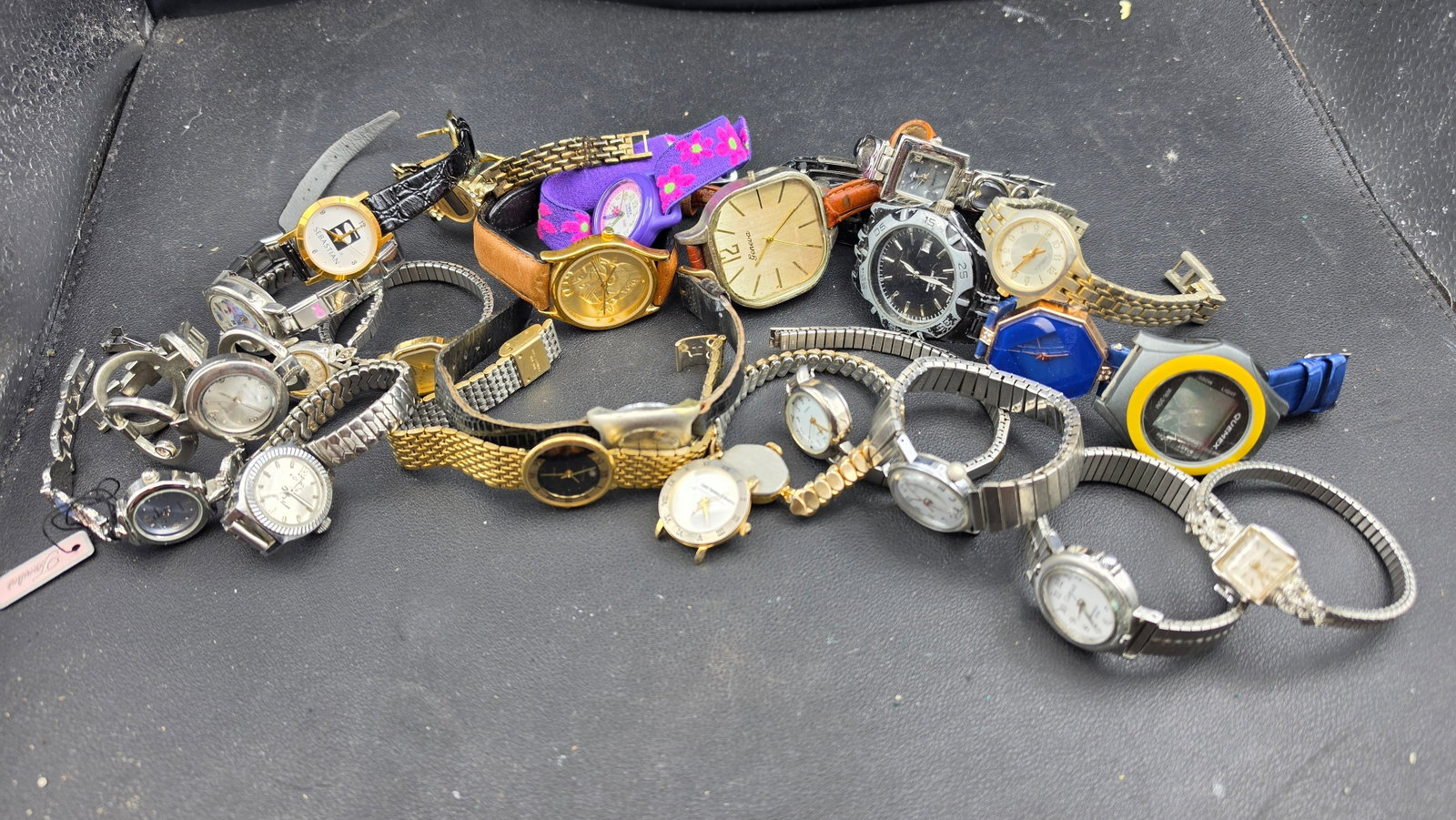 Lot of 20+ Fashion Quartz Watches c.1990s-2000s Gruen Geneva Carriage Hampton Sebastian Novelty Ladi: This is a large mixed lot of ladies and fashion quartz watches spanning the 1990s through 2000s, offering a wide variety of styles, cases, and straps well suited for resale, craft use, or collectors o