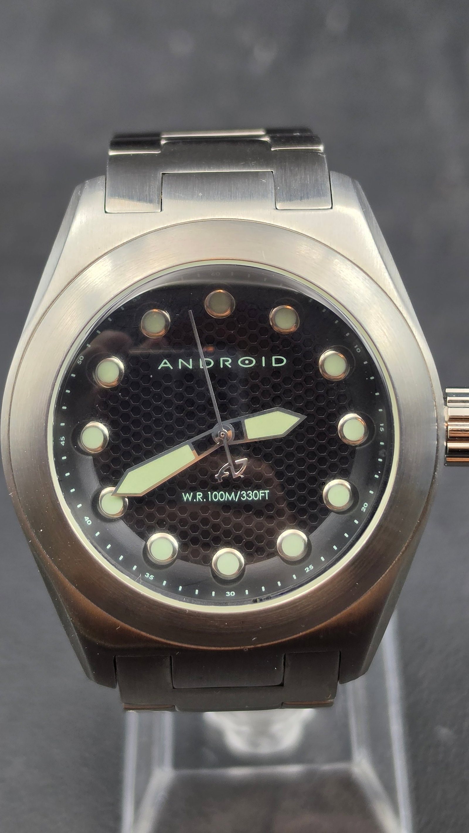 Android USA AD471 Honeycomb Dial Quartz Watch Miyota Japan Movement 43mm circa 2010s: This is an Android USA reference AD471, a 43mm solid stainless steel sport watch designed in the USA and powered by a Japanese Miyota 2036 quartz movement. The dial features a striking textured honeyc