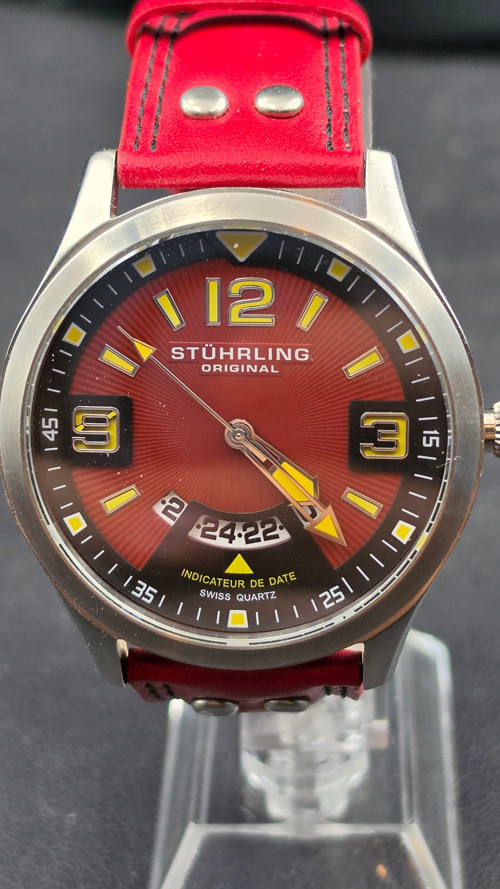 Stuhrling Original Swiss Quartz Indicateur de Date 47mm Red Sunray Dial Krysterna Crystal Red Leathe (1 of 9)