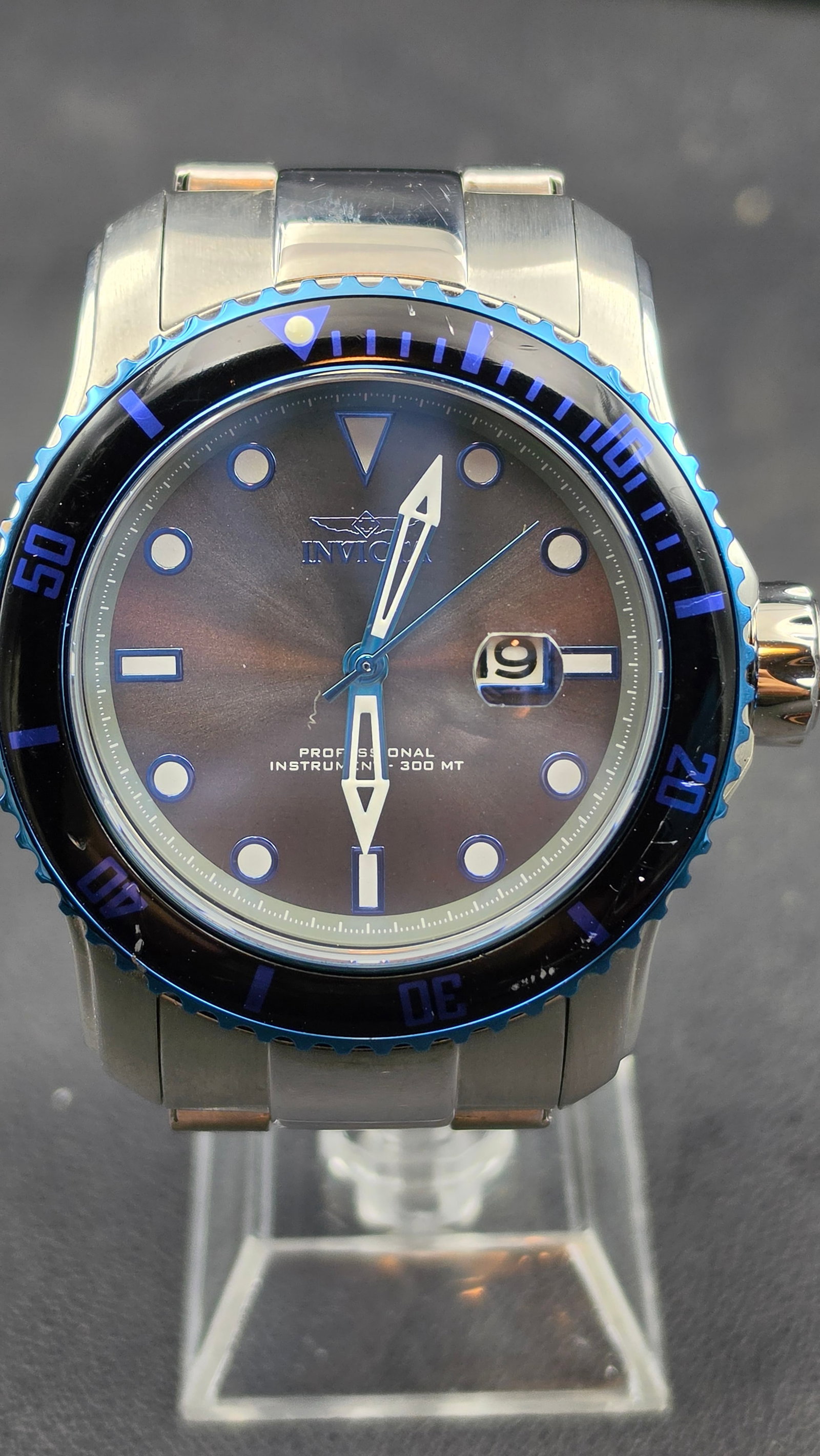 Invicta Pro Diver Model 15077 NOS 40mm Master of the Oceans Blue MOP Dial 300M Men's Watch: Invicta Pro Diver reference 15077, NOS example in excellent unissued condition. The 40.49mm stainless steel case features a striking blue anodized unidirectional dive bezel with a black base insert, b
