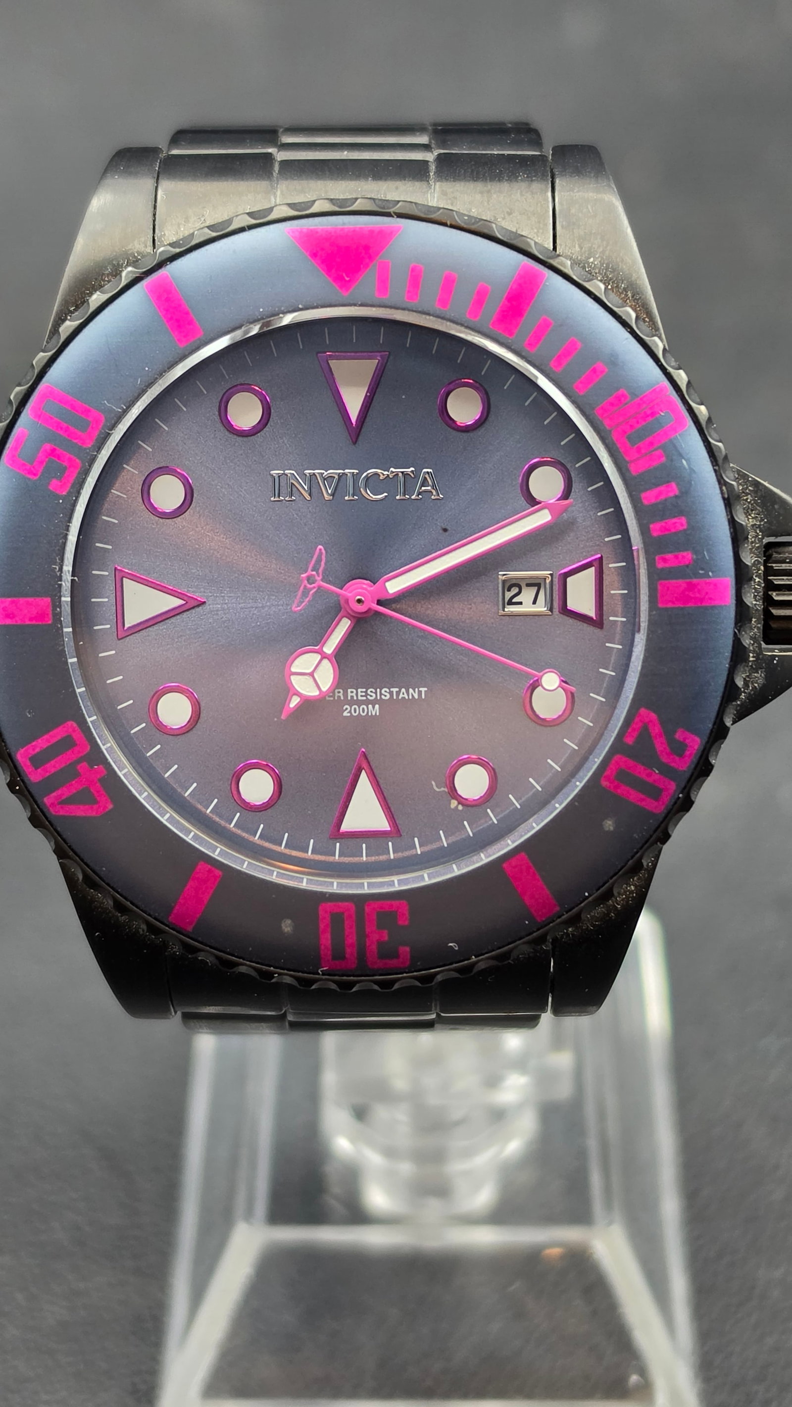 Invicta Pro Diver Model 90301 NOS 43mm PVD Black Pink Dial Diver 200M Japan Movement: Invicta Pro Diver reference 90301, NOS example in excellent unissued condition. The 43.95mm PVD black-coated stainless steel case features a black unidirectional dive bezel with bold fuchsia pink Arab