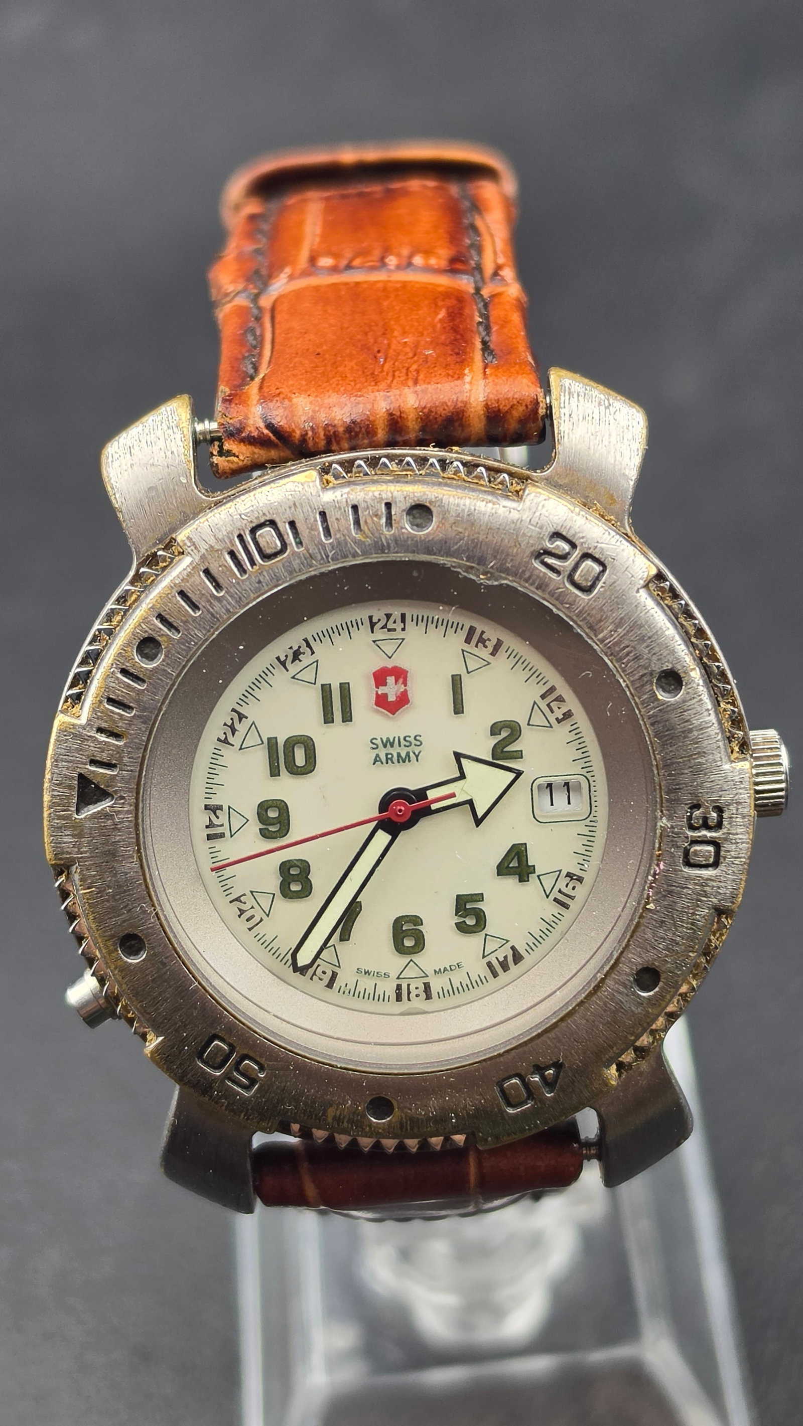 Swiss Army Brand Victorinox Diver Style 24-Hour Dial Date Watch 39mm Base Metal Swiss Made Running: This is a Swiss Army Brand quartz sport watch measuring 39.88mm, featuring a bold diver-inspired design with a unidirectional-style coin-edge rotating bezel marked in 10-minute intervals. The cream di