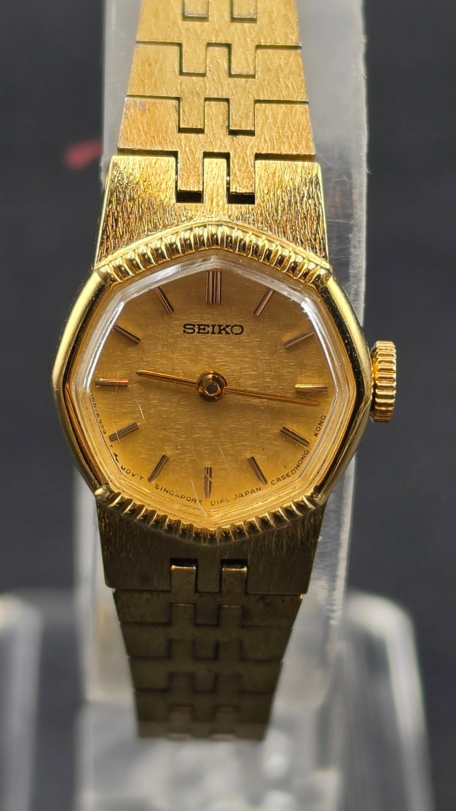 1977 Seiko Ladies Manual Wind 17 Jewel Octagon Gold Tone Bracelet Watch 1100-5659 17mm Running: This is a Seiko ladies manual-wind dress watch from 1977, reference 1100-5659, running the Seiko caliber 11 movement — a 17-jewel unadjusted manual wind produced by Seiko Time Corp Singapore, as eng