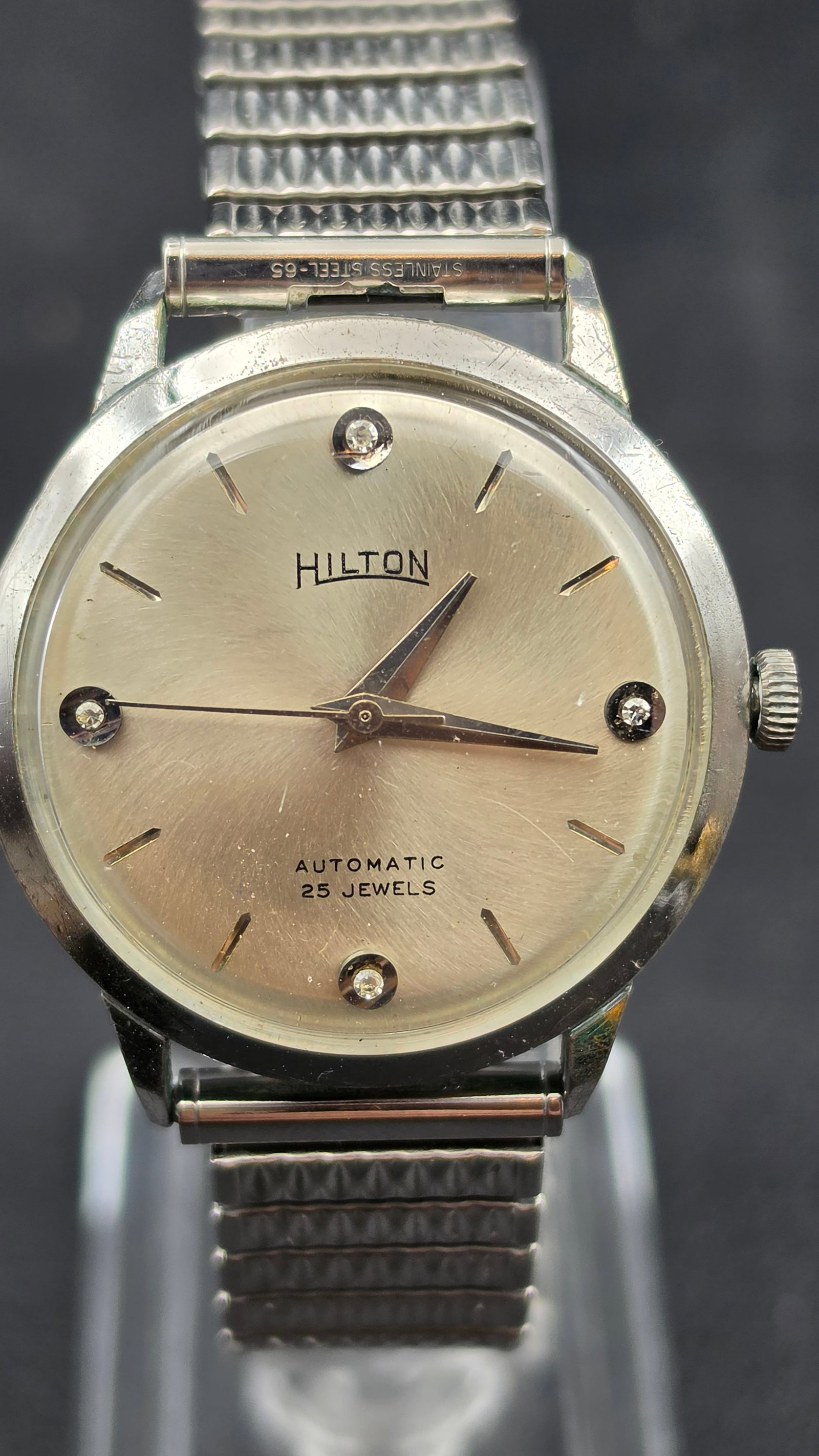 Hilton Watch Co Swiss Automatic 25 Jewel Diamond Dial Mens Silver Sunburst Speidel Bracelet c.1960 (1 of 10)