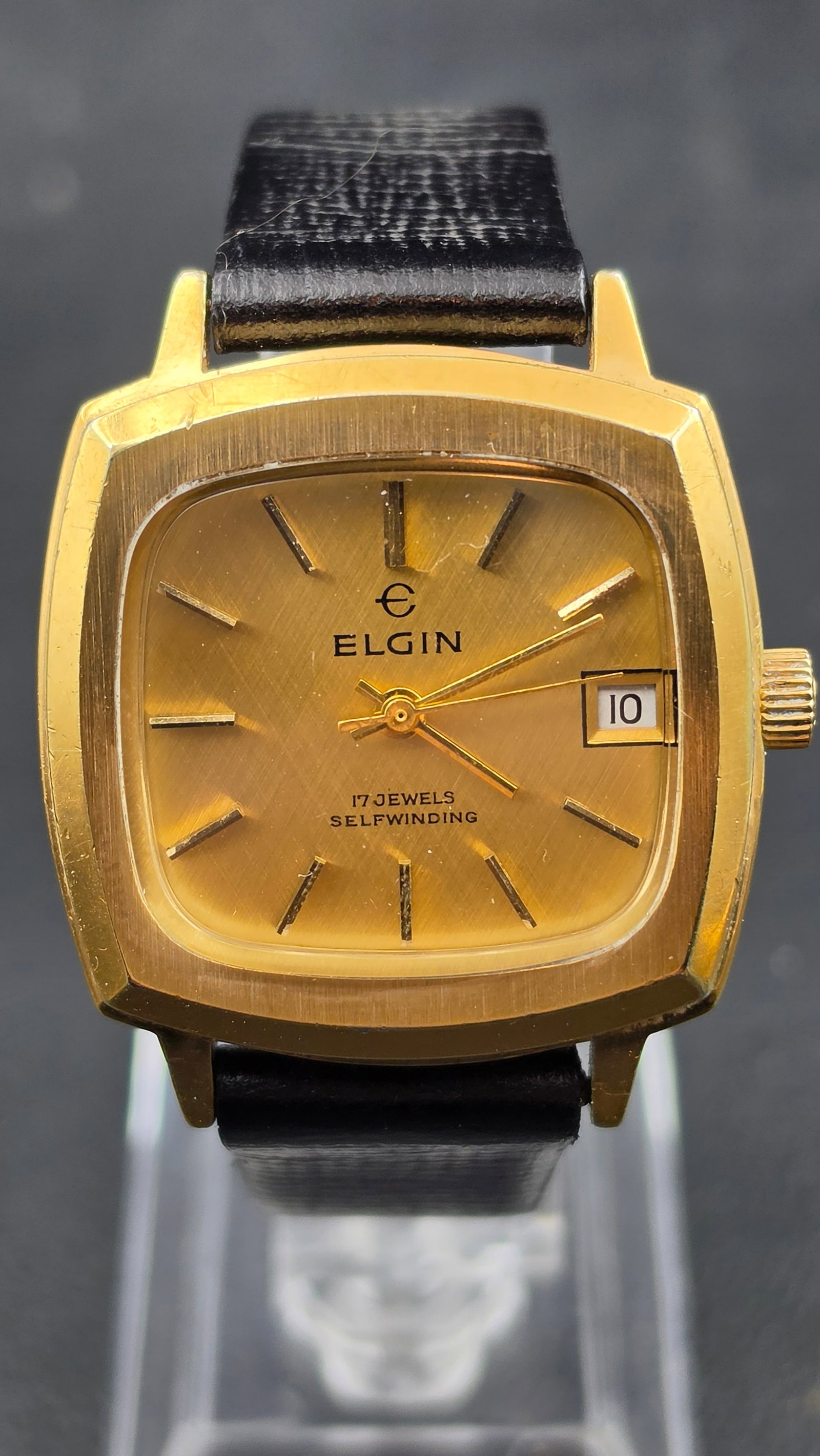 Elgin Watch Co 17 Jewel Selfwinding Automatic Date Gold-Tone Cushion Case Hong Kong c.1970 (1 of 10)