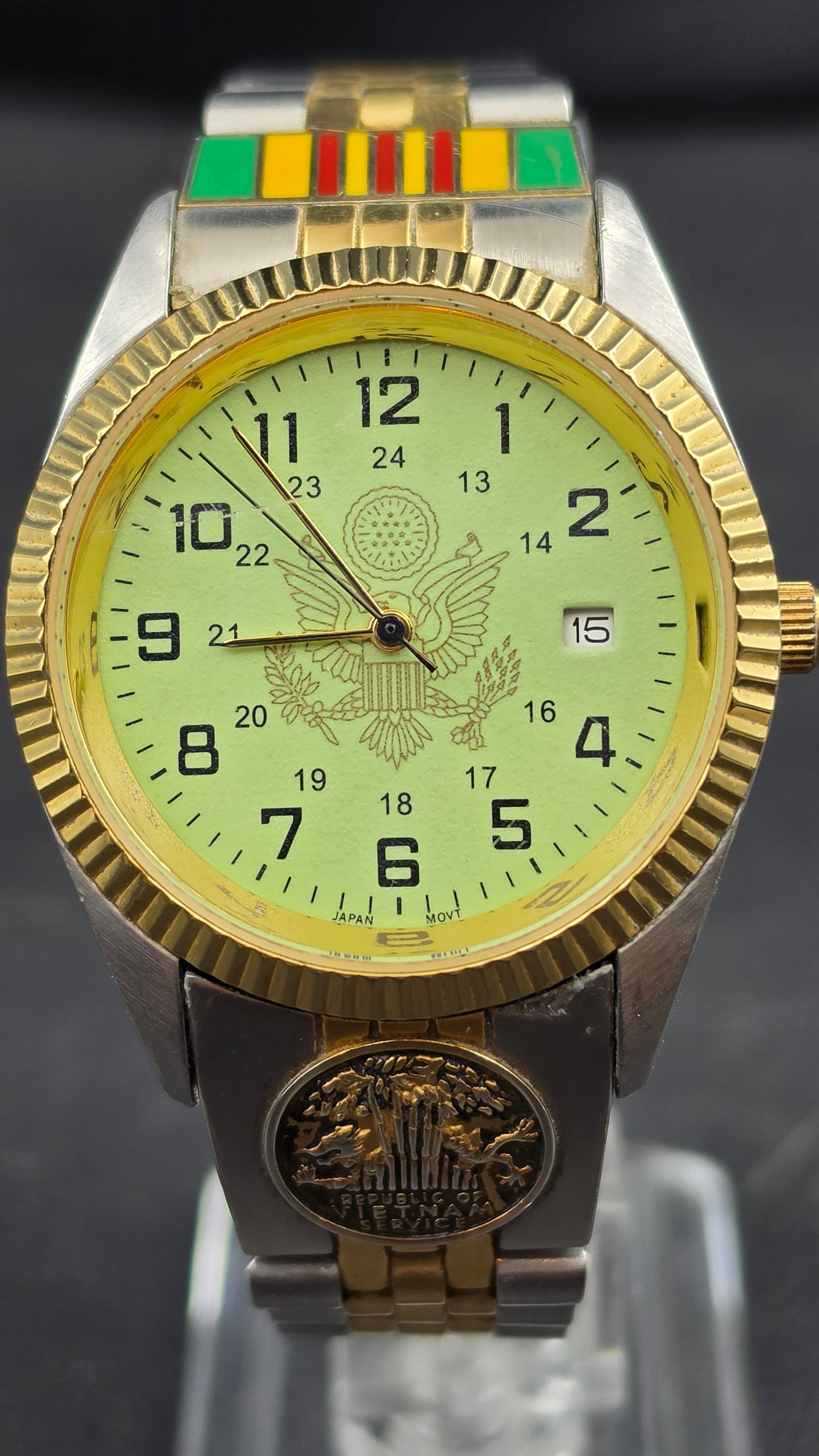 Vietnam Veteran Commemorative Watch Republic of Vietnam Service Medal Japan Quartz Date 36mm, ca. 19: This is a Vietnam veteran commemorative quartz watch featuring a luminous yellow-green dial with large Arabic numerals, a dual 12/24-hour time scale, the Great Seal of the United States engraved at ce