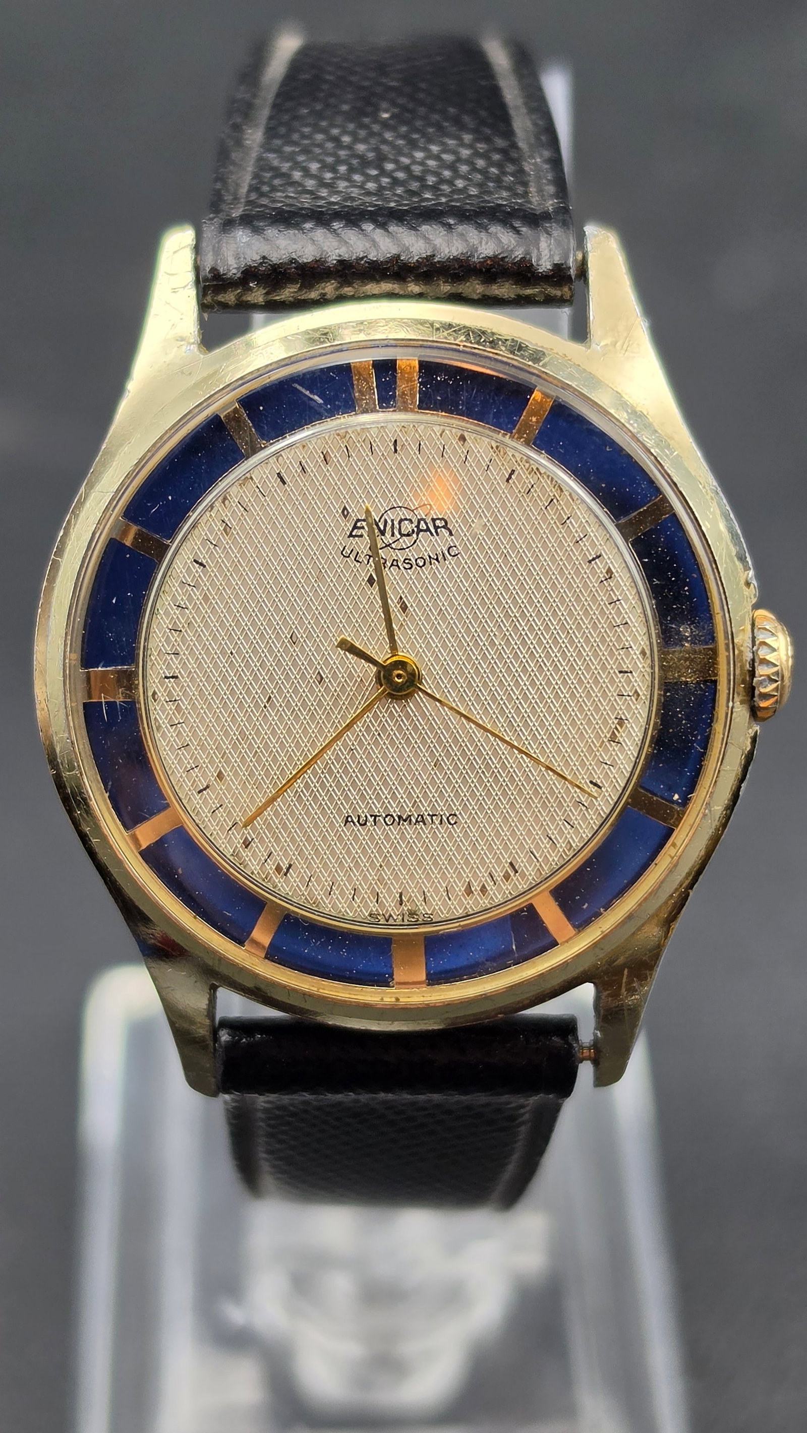 Enicar Ultrasonic Automatic 17J Bidynator Blue Chapter Ring Vintage 1960s Watch 32mm: Offered here is a vintage Enicar Ultrasonic automatic wristwatch from the 1960s, measuring approximately 32mm, featuring one of the brand's most visually distinctive designs — a gold-toned case with