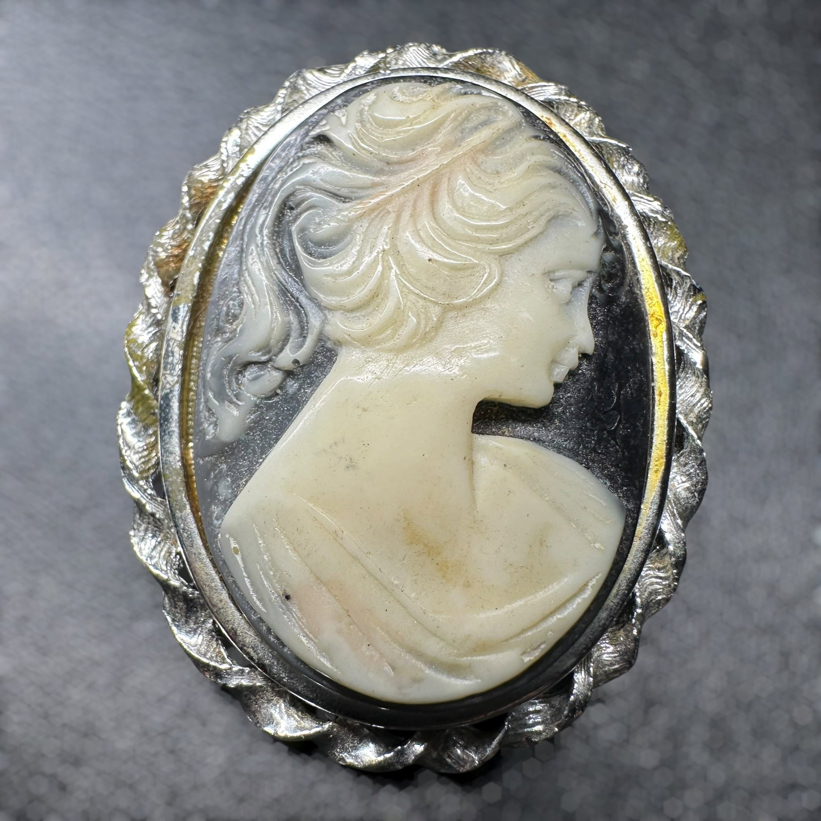 25g Vintage Cameo Silver Tone Molded Resin Brooch (1 of 8)