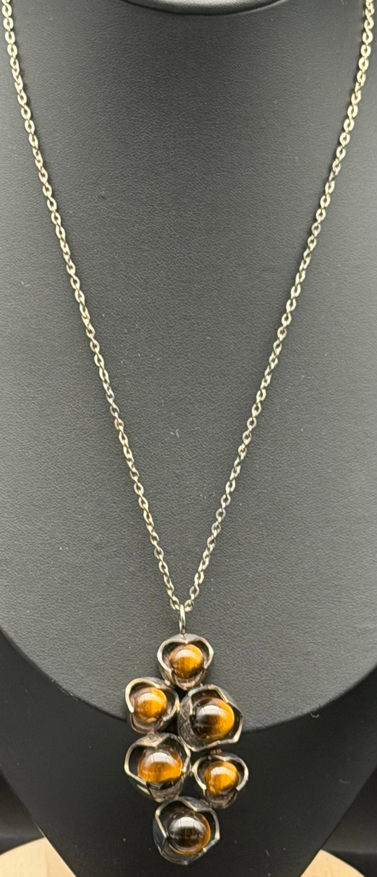 11g-Vintage Sterling Silver Tiger’s Eye Cluster Pendant Necklace: Beautiful vintage sterling silver necklace featuring a sculptural cluster pendant set with six genuine tiger’s eye cabochons. The warm golden-brown gemstones display the characteristic chatoyancy (�