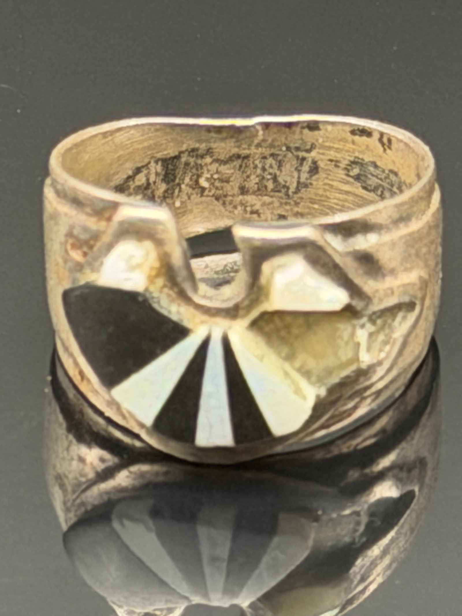 5g-Vintage Stenzo Sterling Silver Black Onyx Mother of Pearl Inlay Ring: Vintage sterling silver ring featuring a striking geometric sunburst inlay of black onyx and iridescent mother-of-pearl shell. The bold Southwest-inspired design showcases excellent craftsmanship and 