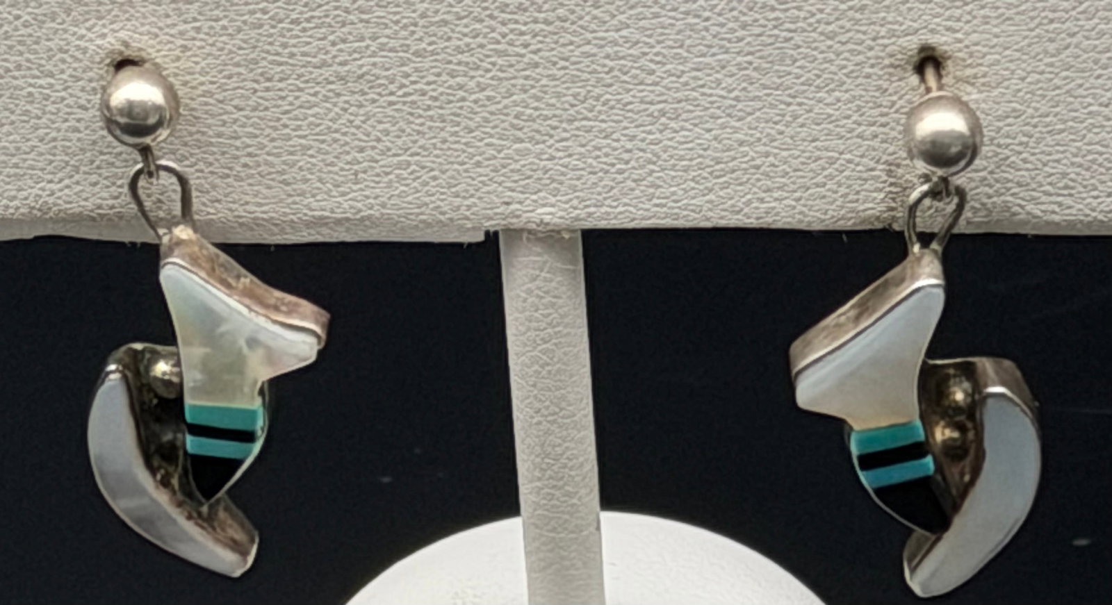 3g-Vintage Sterling Silver Southwestern Inlay Dangle Earrings – Mother of Pearl & Turquoise: Beautiful vintage sterling silver dangle earrings featuring a modern Southwestern design with geometric inlay work. The earrings combine mother of pearl, turquoise-colored stone, and black onyx accent