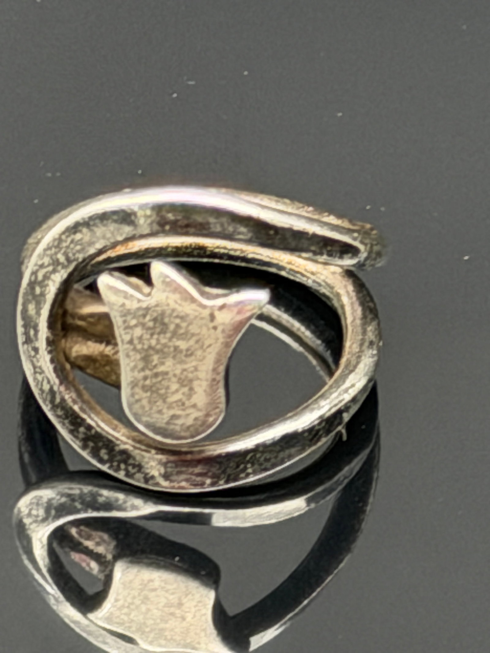 9g-Vintage 925 Sterling Silver Modernist Tulip Flower Ring: Vintage sterling silver ring featuring a unique modernist design resembling a stylized tulip or flower enclosed within a flowing open oval frame. Crafted in solid 925 sterling silver with a sculptural
