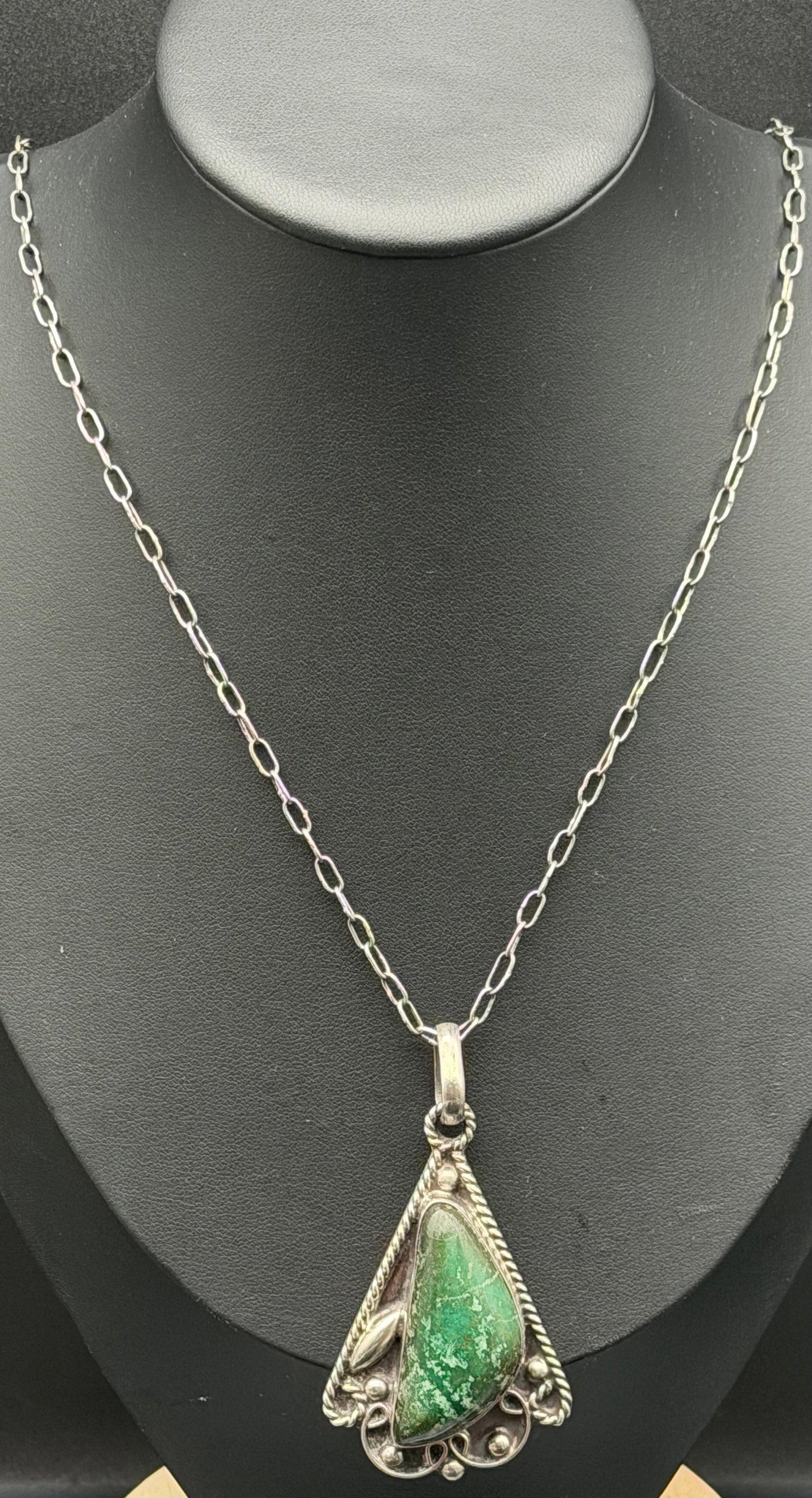 23g-Vintage Sterling Silver Green Turquoise Variscite Pendant Necklace 925 MFG: Vintage sterling silver pendant necklace featuring a beautiful natural green stone cabochon set in an ornate Southwestern-style setting. The pendant is accented with twisted rope borders, silver beadw