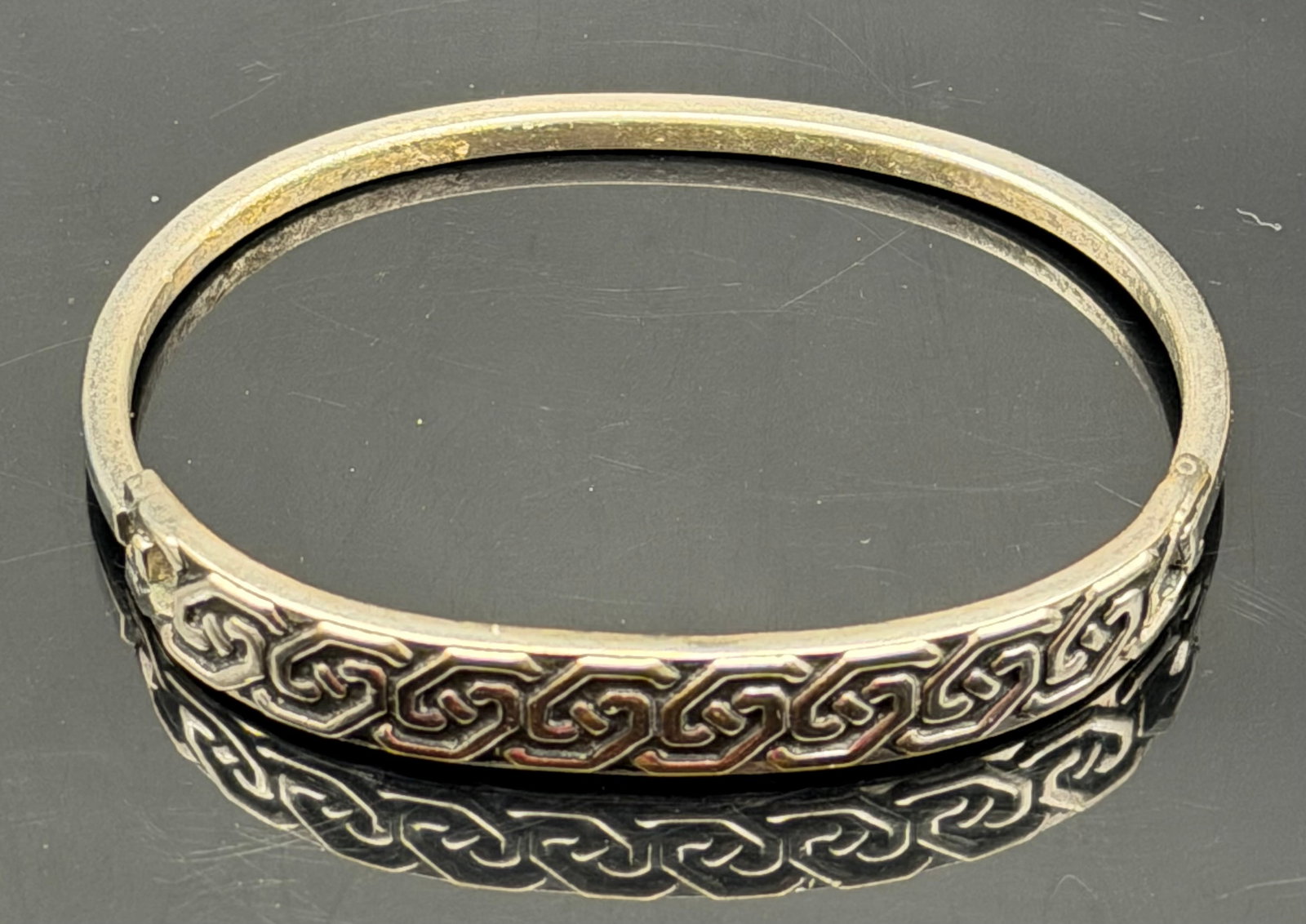 17g-Vintage Mexico Sterling Silver Celtic Knot Greek Key Bangle Bracelet: Vintage Mexican sterling silver bangle bracelet featuring an intricate Celtic knot/Greek key design around the front. Crafted in Mexico with a timeless geometric pattern and oxidized details that high