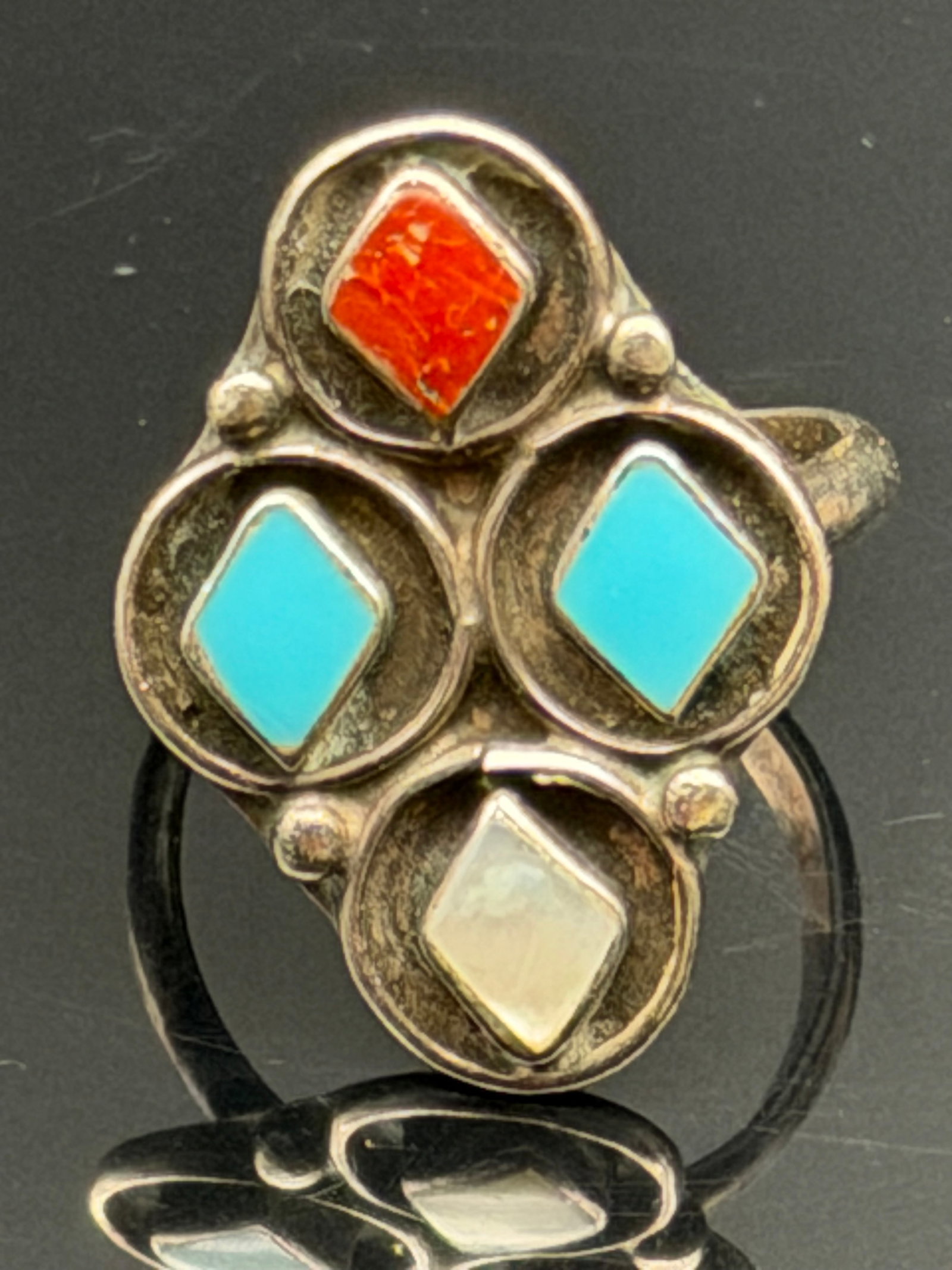 4g-Native American Sterling Multi-Stone Inlay Ring: A striking Native American-style cocktail ring featuring four circular bezels arranged in a diamond/rhombus cluster pattern.Each bezel contains a diamond-shaped (rhombus) inlaid stone. The top stone i