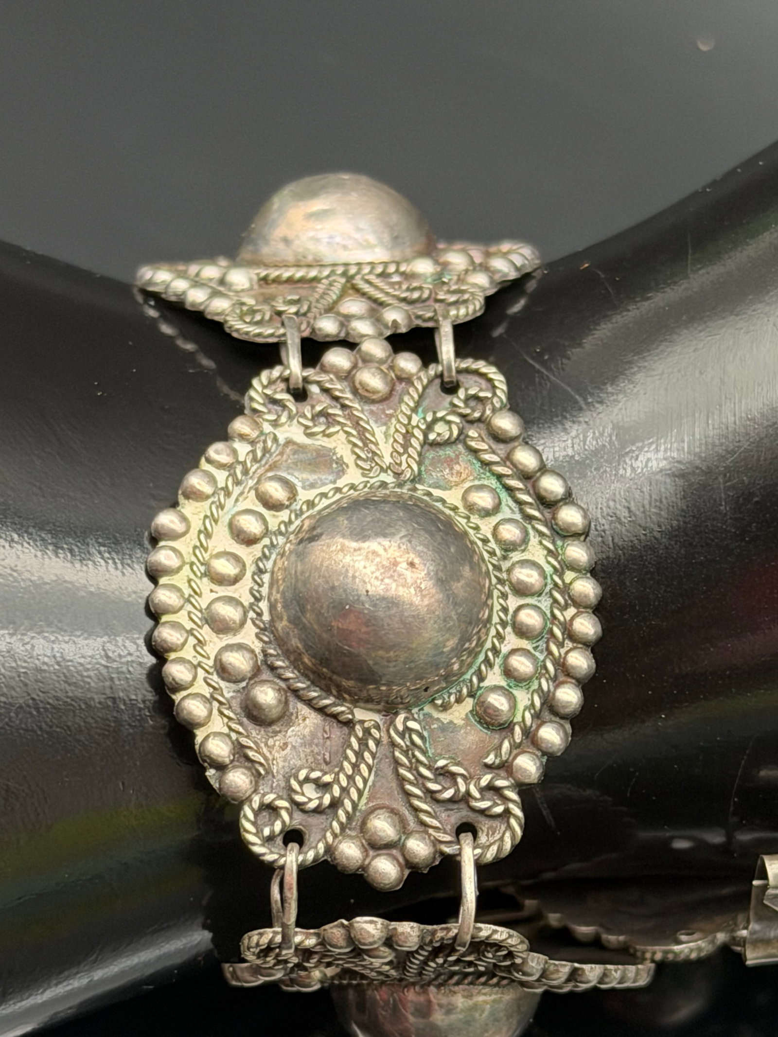 27g-Vintage Mexican Sterling Silver Repoussé Panel Bracelet (1 of 9)