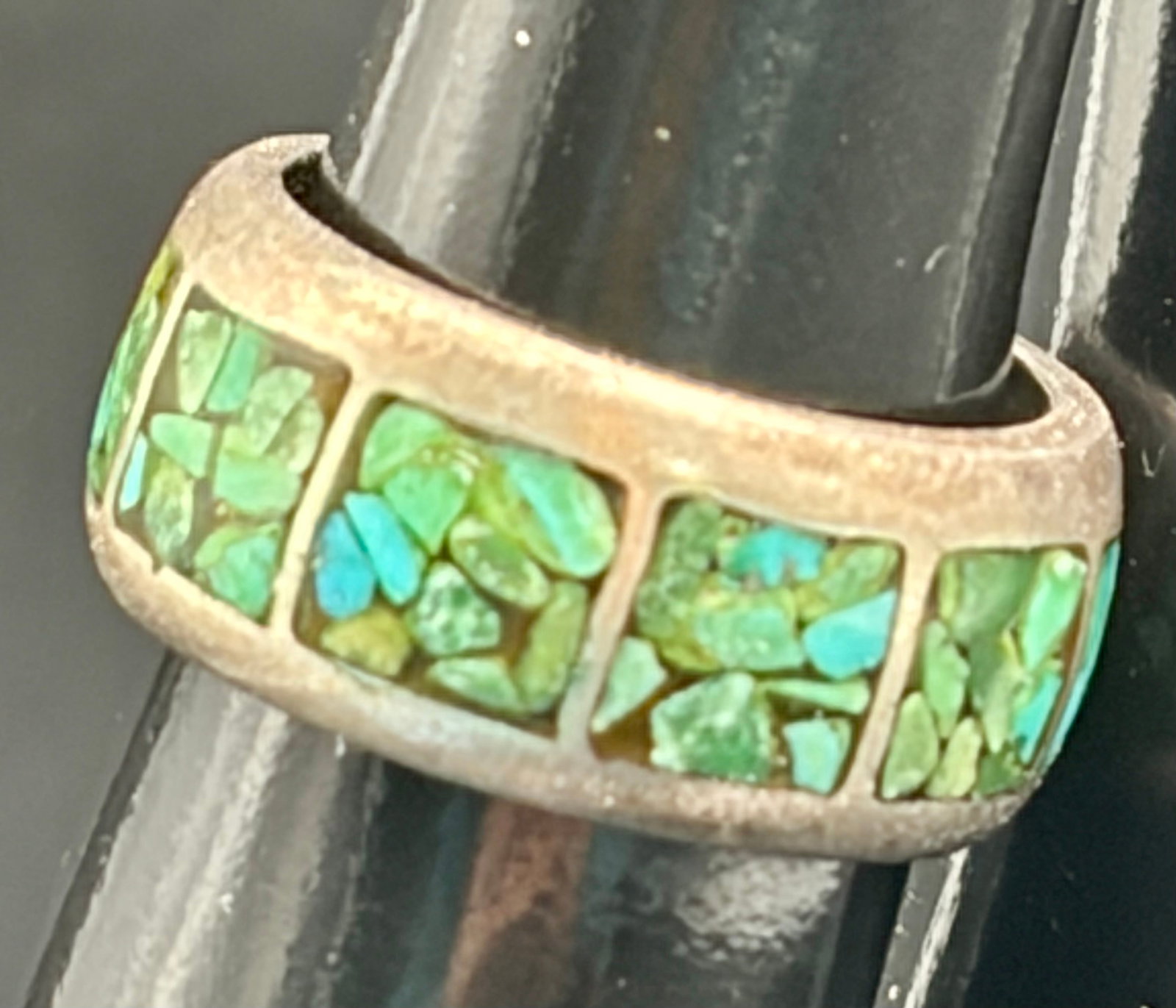 6.2g Sterling Silver Turquoise Chip Inlay Ring 925: Vintage sterling silver band ring featuring a mosaic turquoise chip inlay design. Weighing 6.2 grams, this substantial ring showcases natural turquoise chips set within rectangular panels around the b
