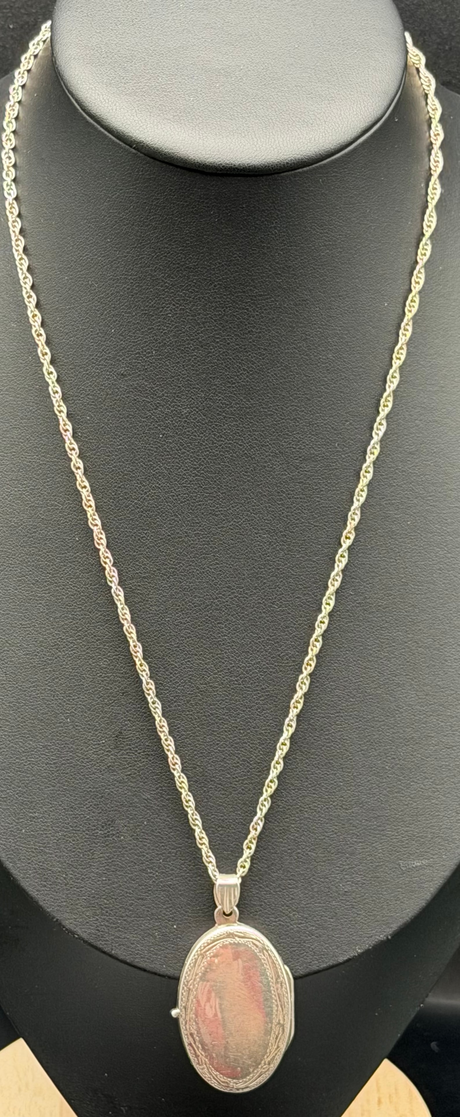 12g-Vintage Sterling Silver 925 Oval Photo Locket Necklace Engraved Frame Pendant (1 of 9)