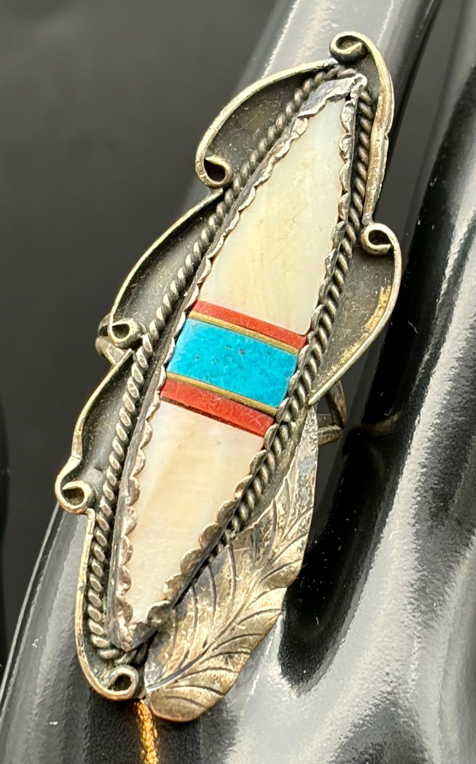 9.8g Vintage Mother of Pearl Inlay Feather Ring: Beautiful 9.8g vintage statement ring featuring a feather-inspired design with luminous mother-of-pearl inlay accented by turquoise-blue and coral-red stripes. Intricate rope detailing and engraved