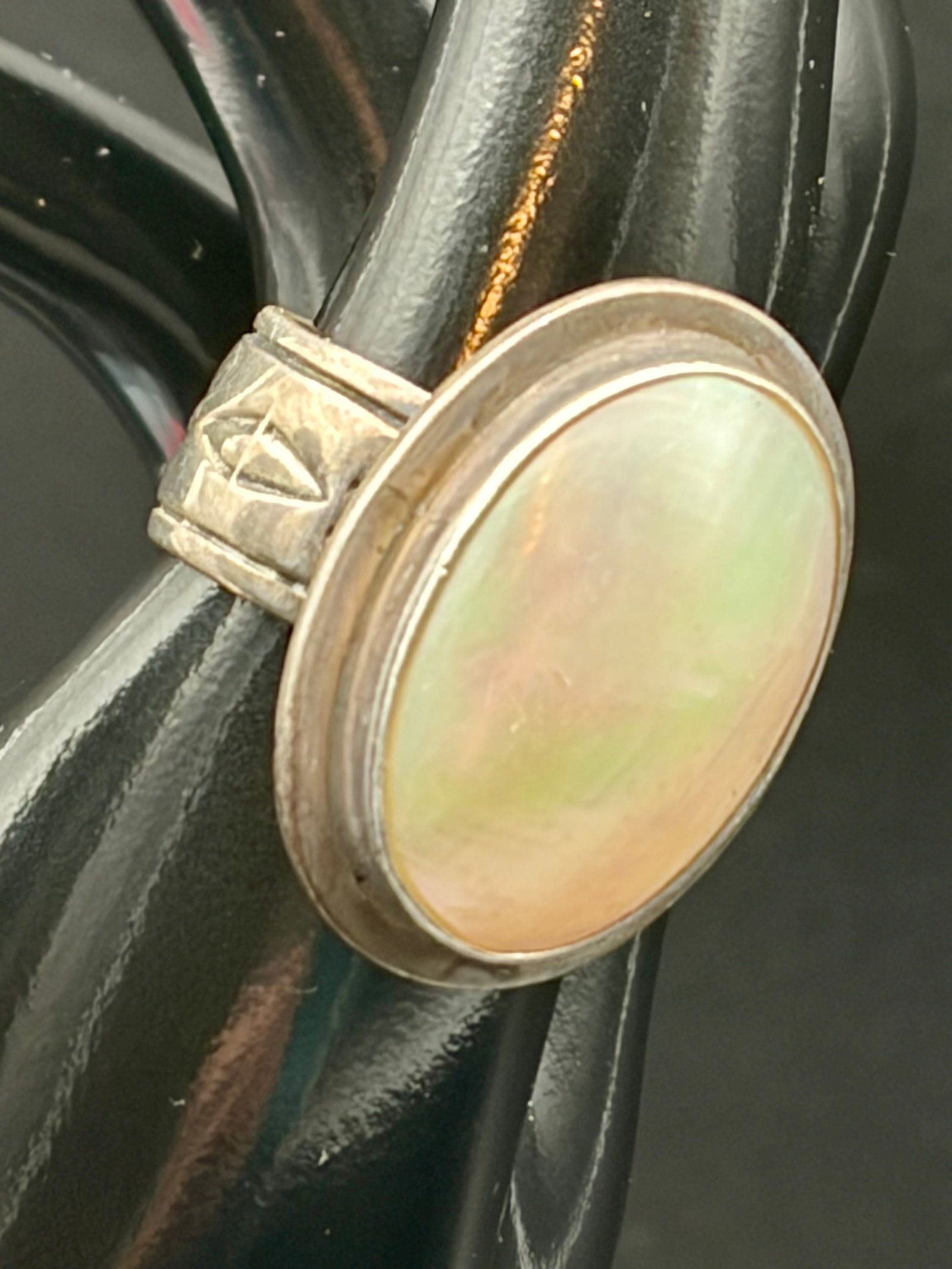 14.2g Sterling Silver Mother of Pearl Ring 925: Elegant 14.2g sterling silver ring marked 925 Sterling, featuring a large oval mother-of-pearl cabochon with soft iridescent pink, green, and cream hues. The substantial bezel setting and geometric