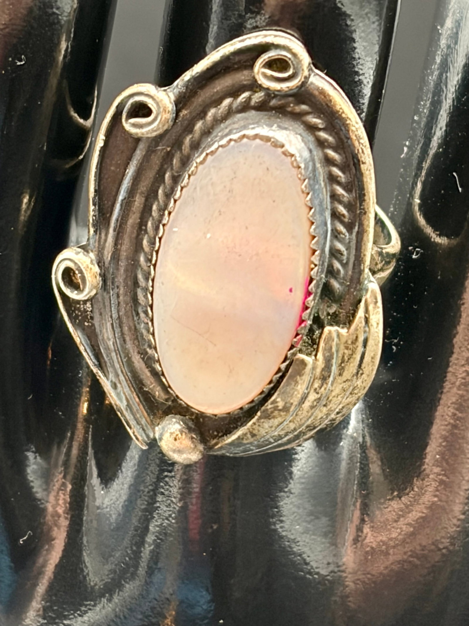 6.8g Vintage Sterling Silver Rose Quartz Ring 925: Elegant 6.8g sterling silver ring featuring a large oval rose quartz cabochon in a decorative handcrafted setting. The soft blush-pink stone is framed by rope and scroll details, creating a classic So