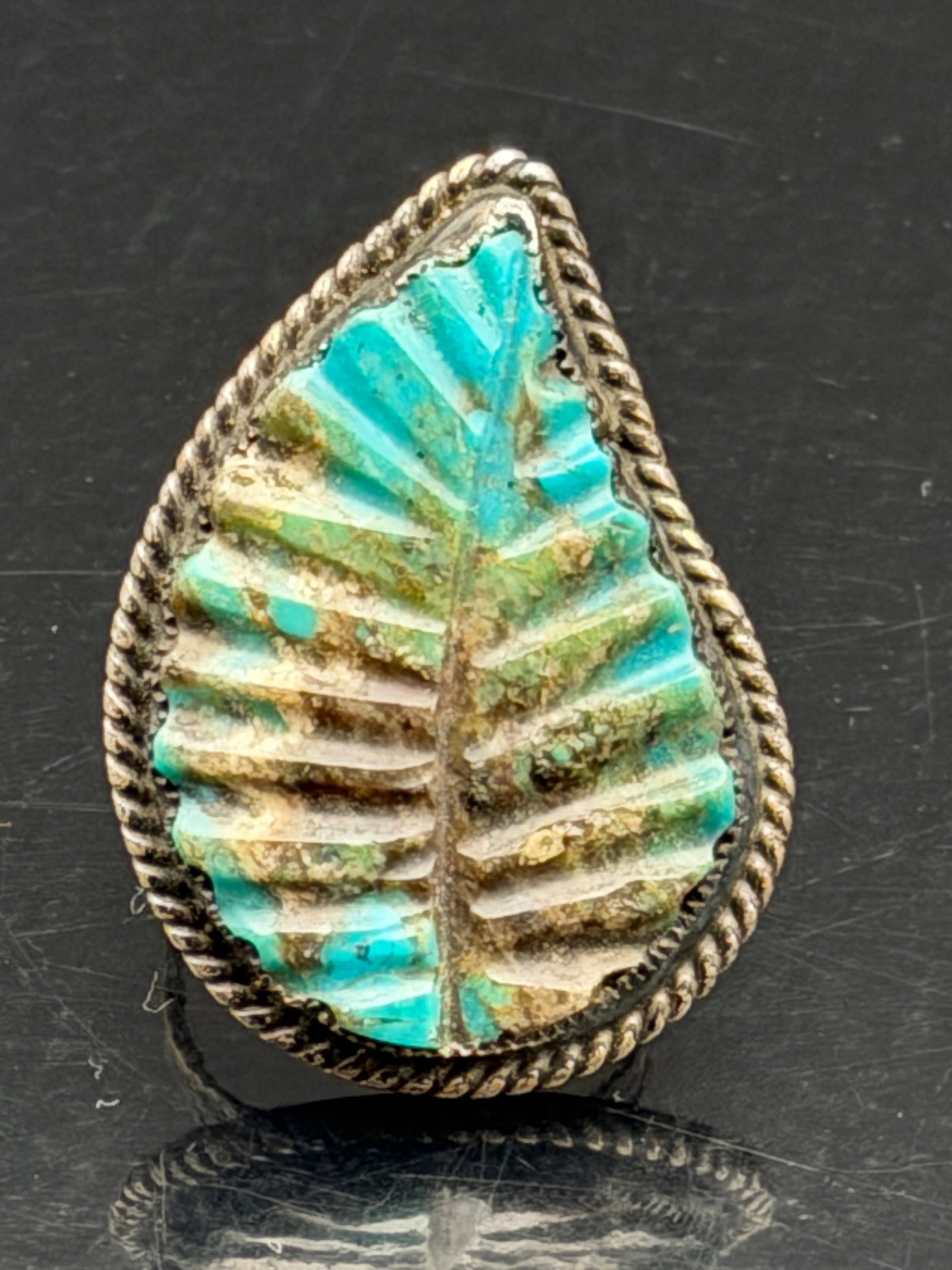 10g-Vintage Southwestern Sterling Silver Carved Turquoise Leaf Ring: Beautiful vintage Southwestern-style sterling silver ring featuring a hand-carved leaf-shaped turquoise stone with natural brown matrix. The large statement stone is set in a decorative twisted rope b