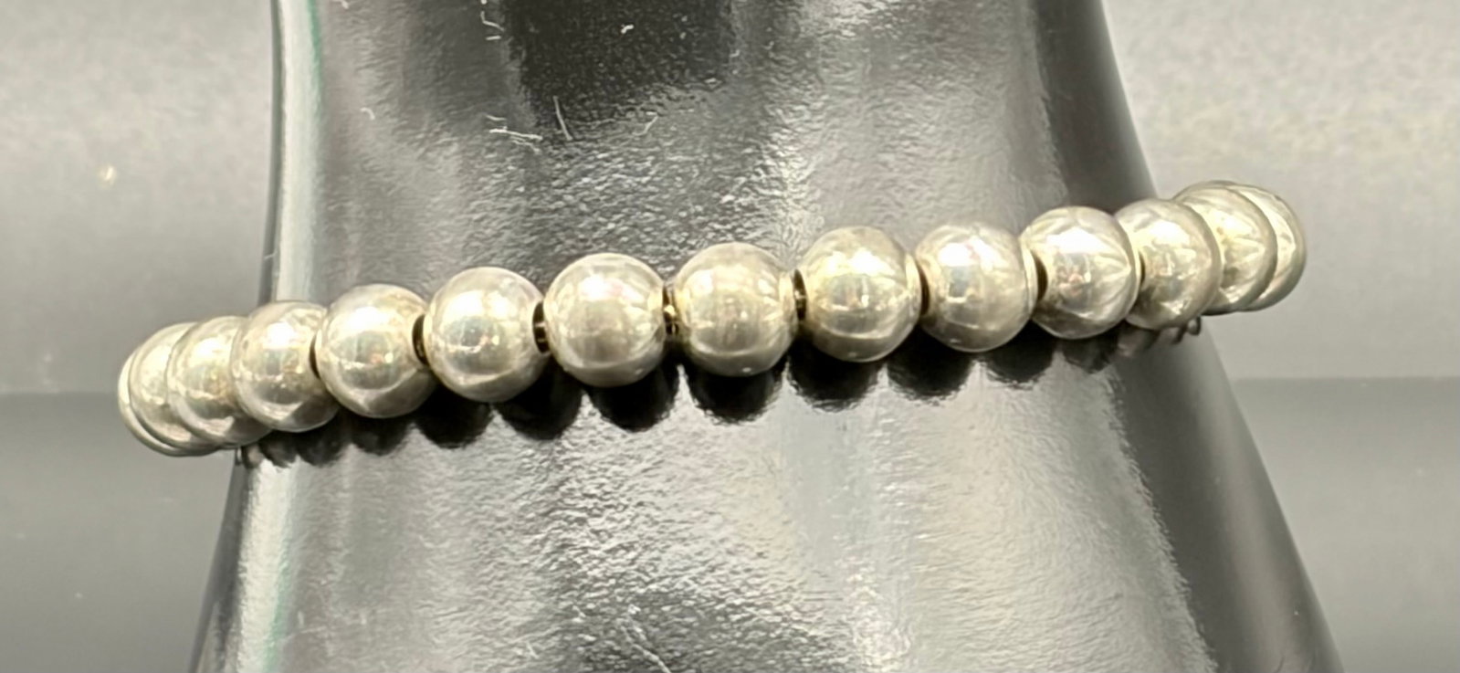 19.1g Sterling Silver Graduated Bead Bracelet: Sterling silver bracelet featuring polished graduated round beads with a classic bead-link design and secure lobster clasp. Total weight 19.1 grams. Timeless and versatile piece suitable for everyday 