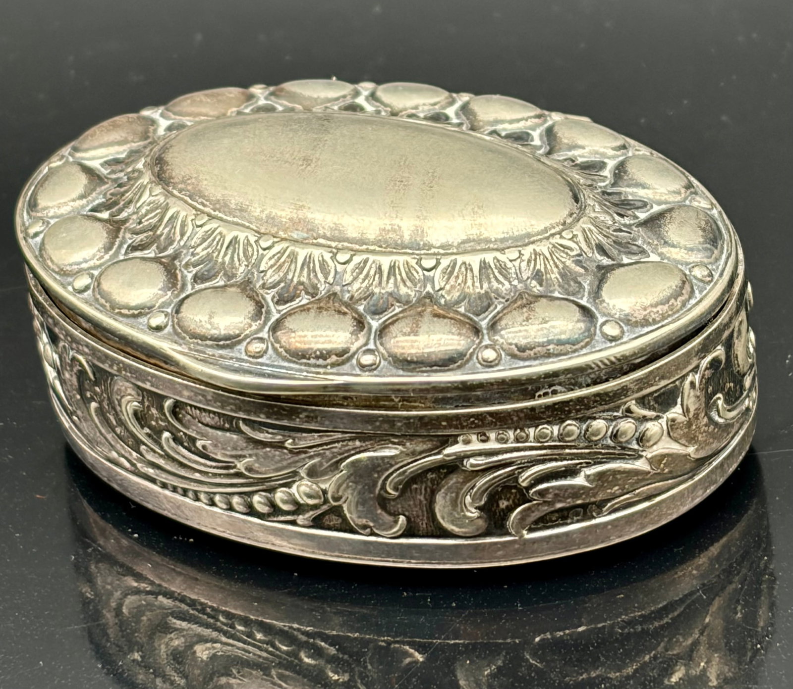 Vtg Robert Kraft Alpacca Silverplate Case Trinket Pill Box Silver Scroll Design (1 of 7)