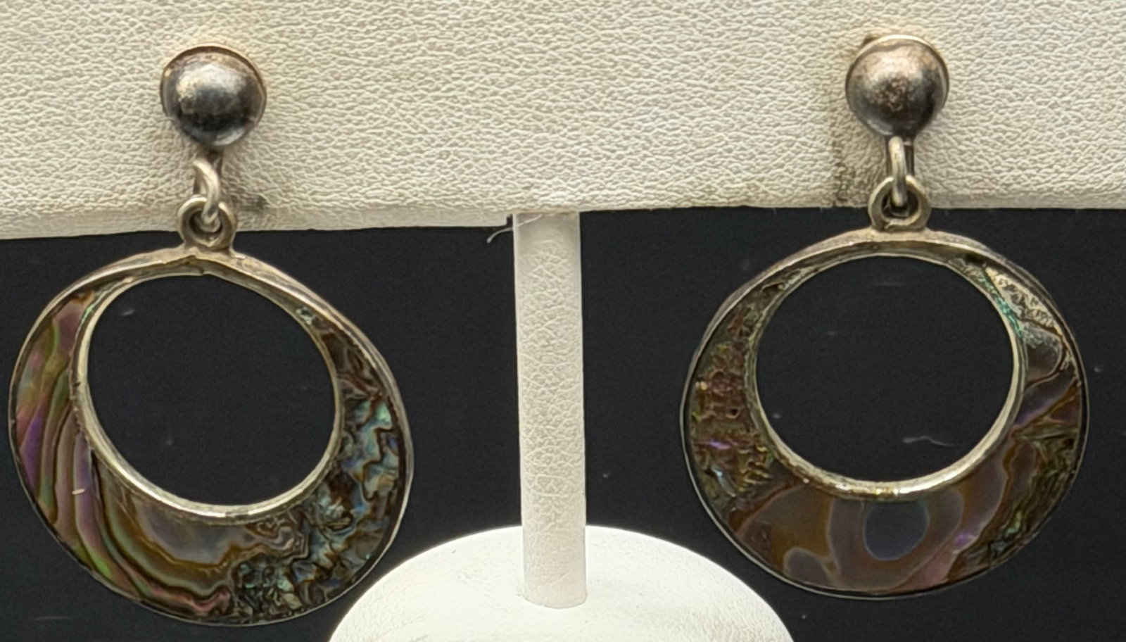 Vintage Sterling Silver Abalone Shell Dangle Earrings 7g: Beautiful vintage sterling silver dangle earrings featuring colorful natural abalone shell in an open circular design. The abalone displays vibrant iridescent hues of blue, green, purple, and bronze. 