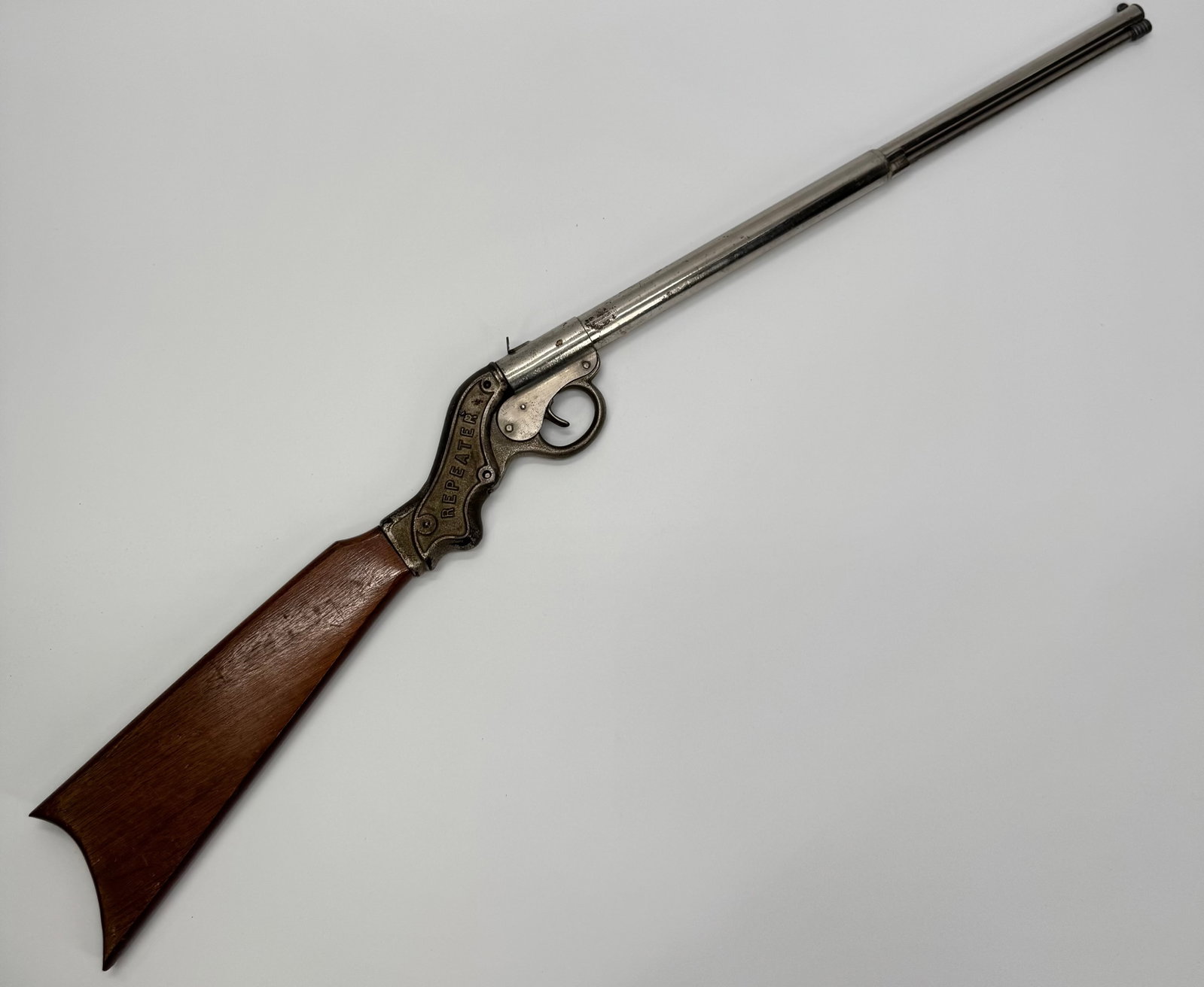 Rare Antique Daisy Repeater Lever Action BB Gun Plymouth MI: Antique Daisy Repeater BB gun featuring a cast-metal receiver marked “REPEATER,” blued steel barrel, and hardwood stock with Daisy Manufacturing Co. Plymouth, Michigan stamp. Early American yo