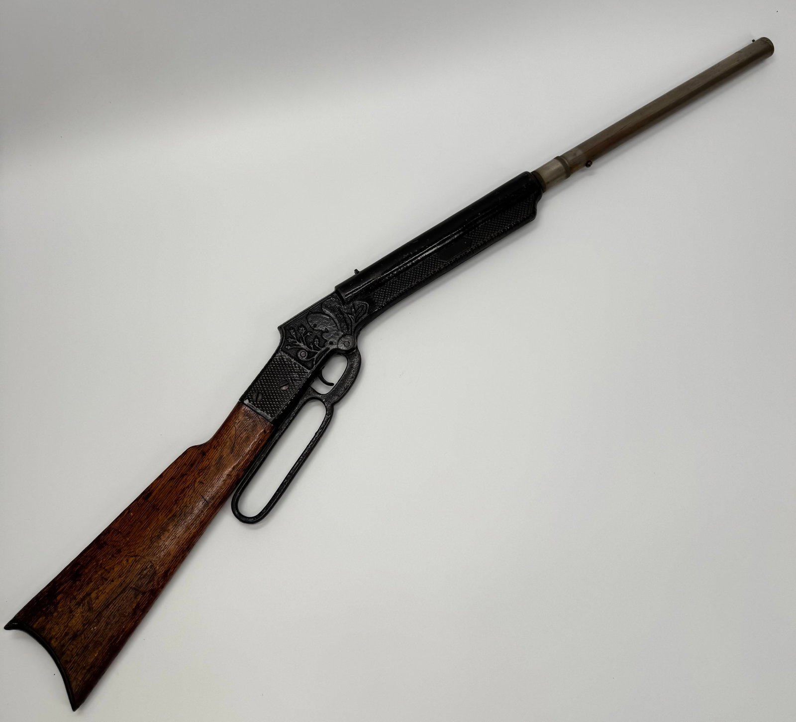 Antique Daisy No. 1895 BB Gun Cast Iron Air Rifle: Antique Daisy No. 1895 BB gun featuring the distinctive squirrel and oak leaf cast-iron receiver design, hardwood stock, and steel barrel. One of Daisy’s iconic early Plymouth, Michigan-era air guns