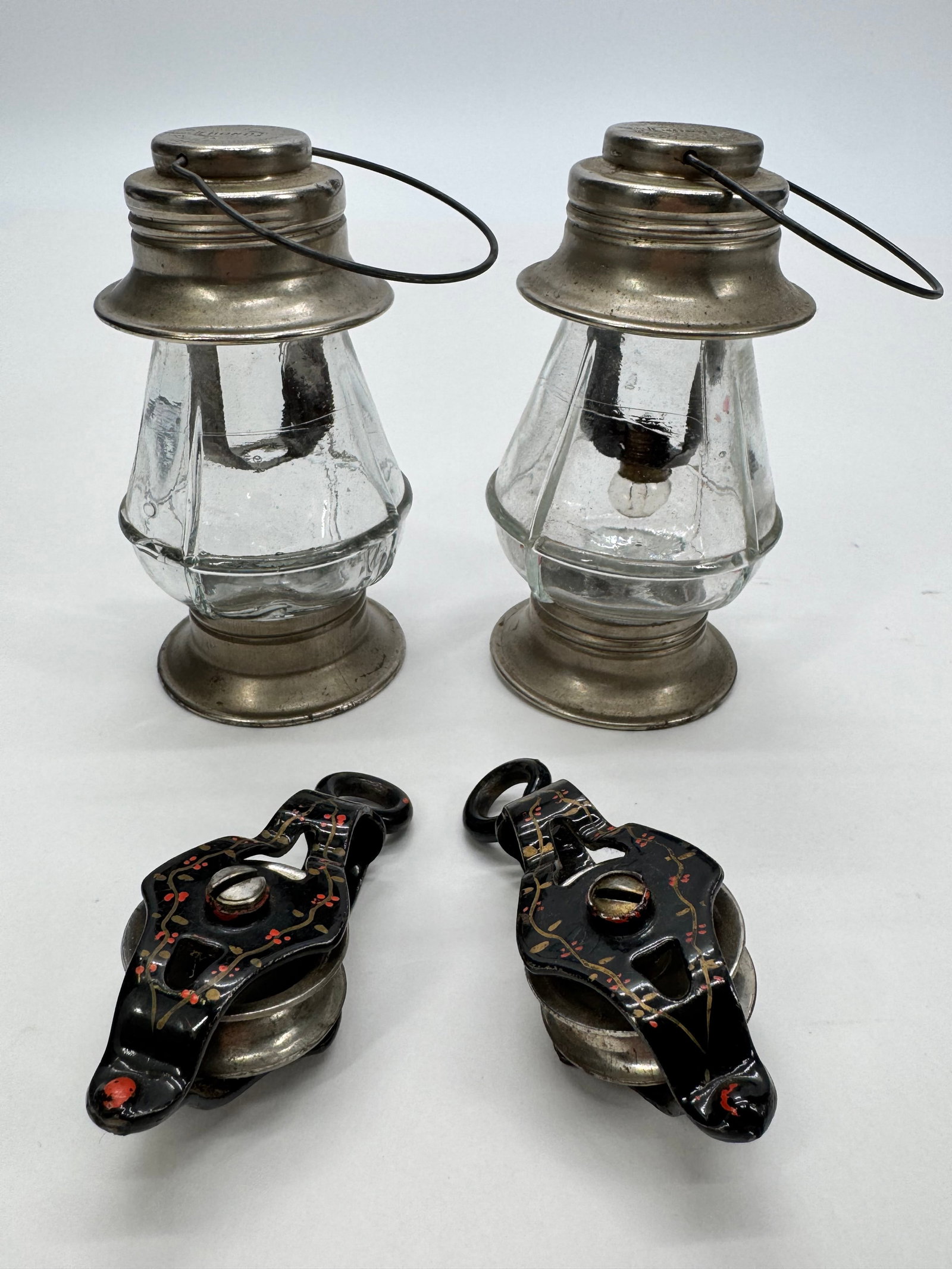 Lot of 4 Vintage Mini Lanterns & Pulleys: Lot featuring two vintage Bond Electric Corp. miniature battery lanterns with clear glass bodies and metal tops, marked “Bond Electric Corp., Jersey City, N.J.” Also includes a matched pair of