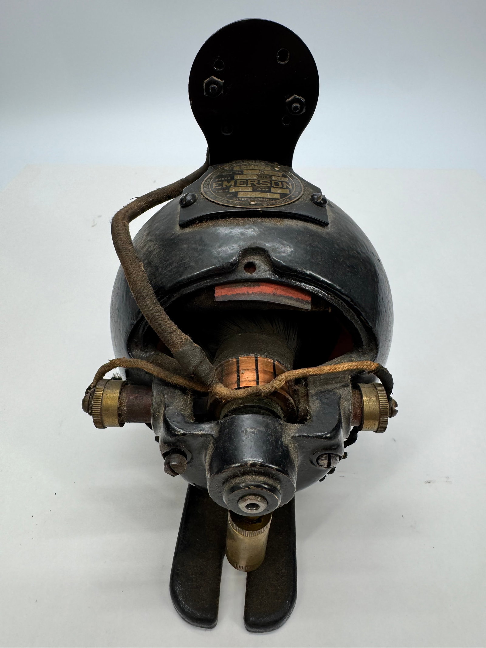 Antique Emerson DC Shunt Motor Type 412EA: Early 20th-century Emerson Electric Co. shunt-wound direct current motor mounted on a cast iron base. Identification plate marked Type 412EA, 110 Volts, .9 Amp, 1/16 HP, 1800 RPM, Serial No. 894018. F