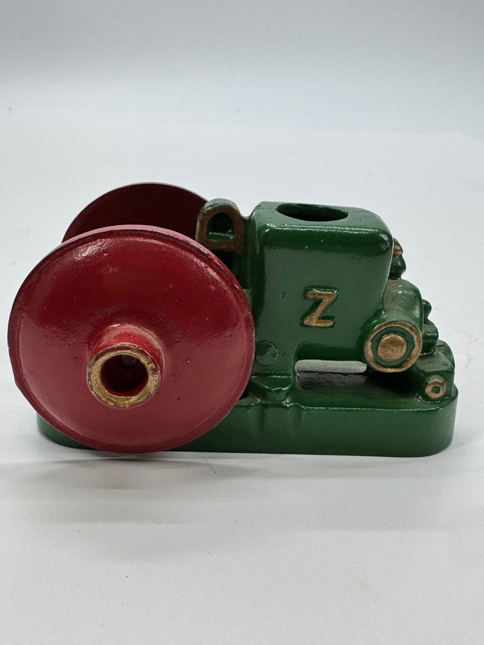 Vintage Fairbanks-Morse Dishpan Hit & Miss Engine Paperweight: Vintage cast iron Fairbanks-Morse “Dishpan” Hit & Miss Engine paperweight featuring detailed miniature engine construction with red flywheels and green body. Modeled after the famous Fairbanks