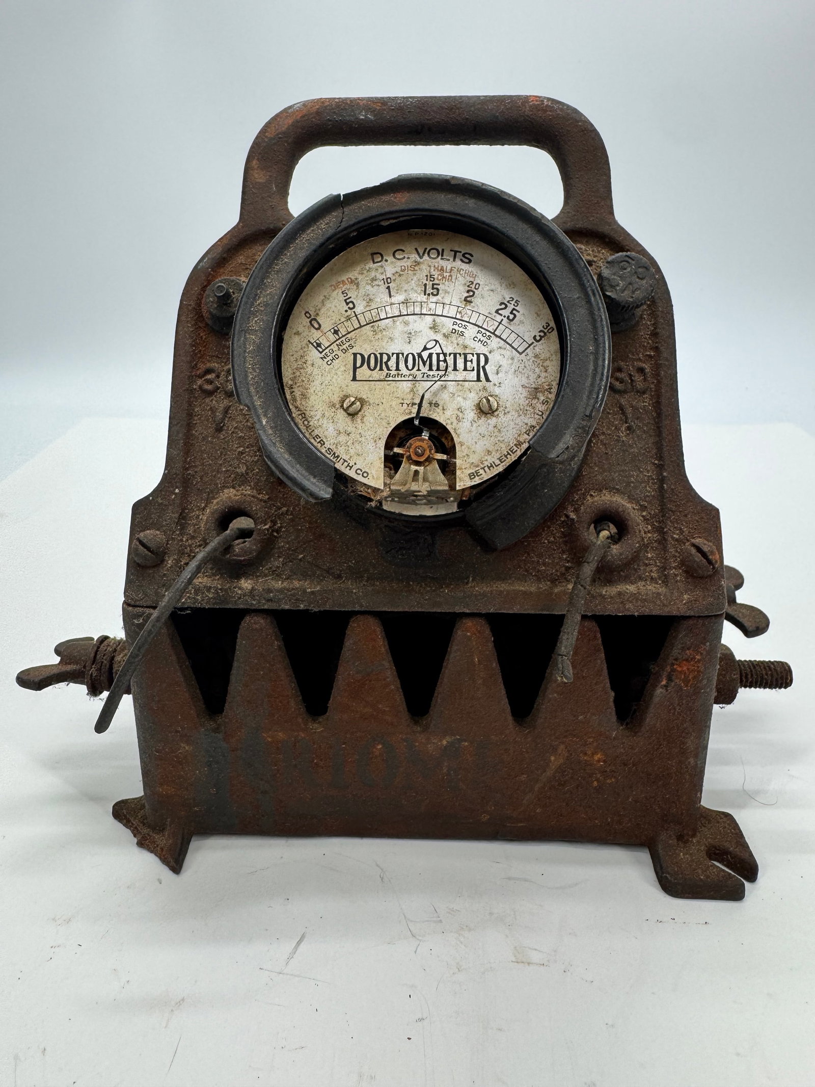 Antique Portometer Battery Tester Farley & Smith Bethlehem PA Cast Iron Model 1048: Antique Portometer battery tester manufactured by Farley & Smith Co. of Bethlehem, Pennsylvania. Heavy cast iron portable D.C. volt tester featuring the original gauge, carrying handle, and internal w