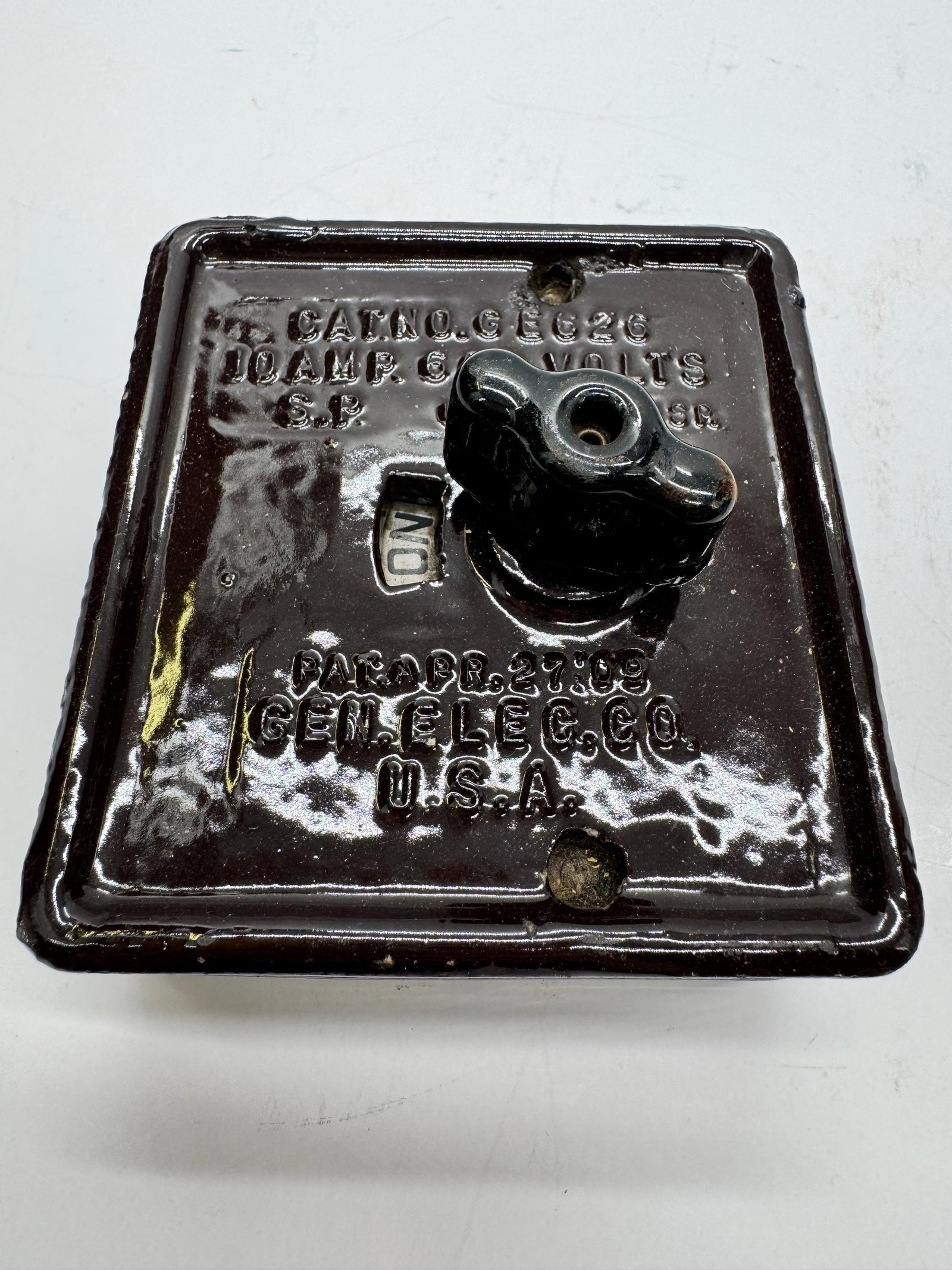 Antique GE No. GE626 Porcelain Electrical Switch Cover 10A 600V: Antique General Electric brown porcelain electrical switch cover with black rotary knob. Marked Cat. No. GE626, 10 Amp 600 Volts, U.L. Inspected, and Pat’d Apr. 27, 1909. Early industrial electrical