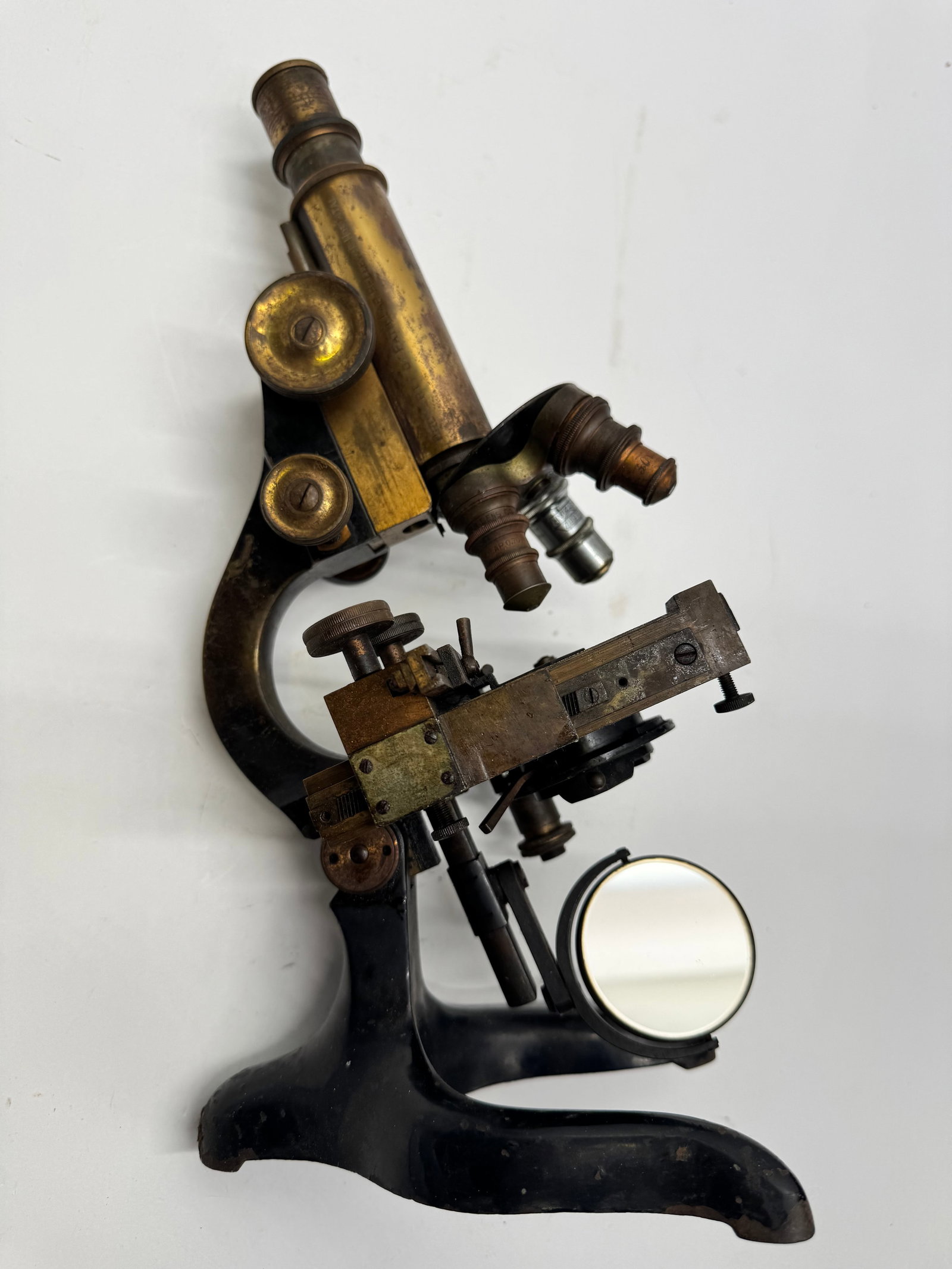 Antique E. Leitz Wetzlar Brass Laboratory Microscope No. 132288: Antique E. Leitz Wetzlar compound microscope, serial no. 132288, made in Germany circa 1910–1920. Features brass optical tube, triple objective nosepiece, mechanical stage, substage condenser, and m