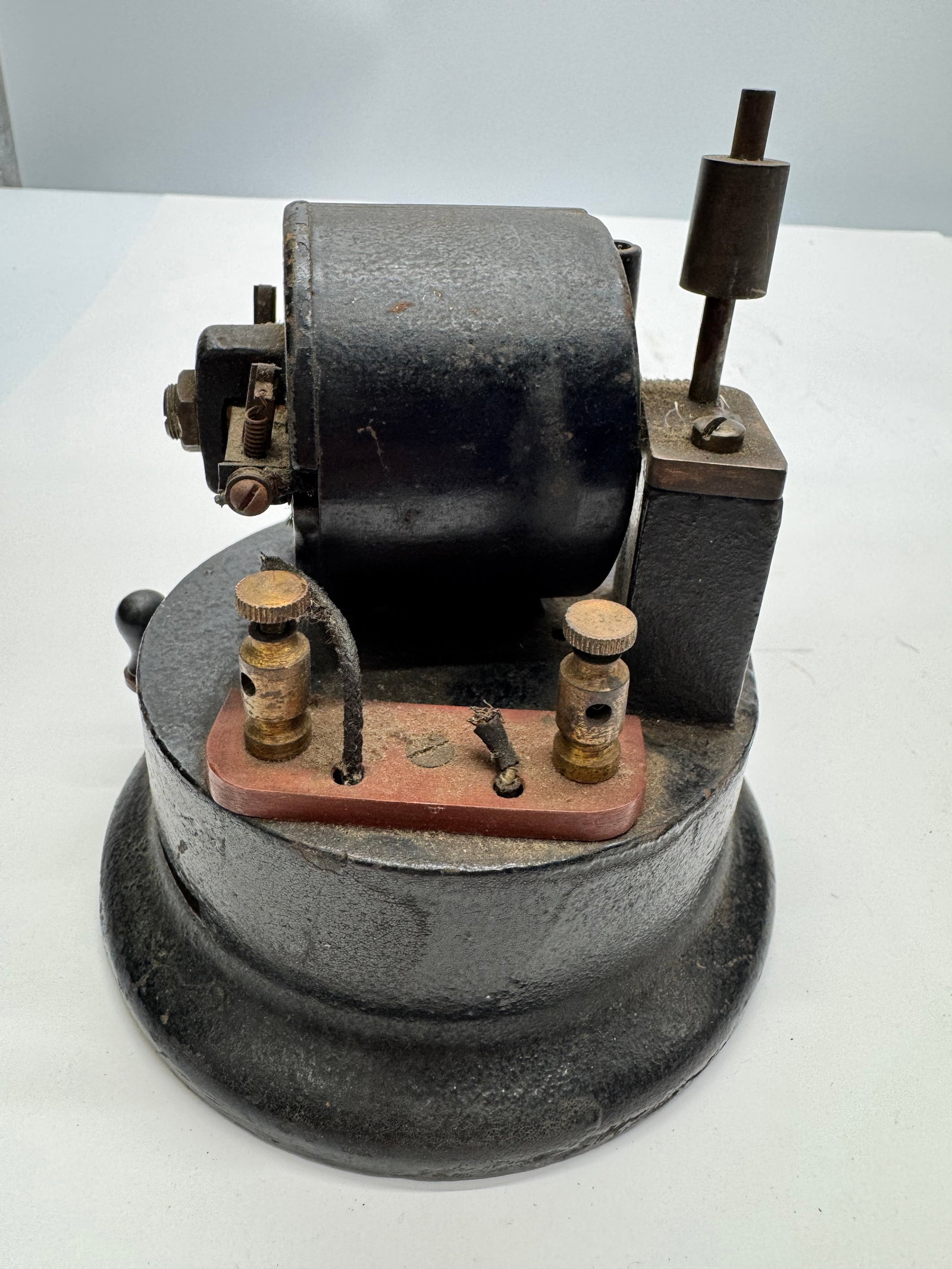 Antique Vintage 6 Volt Dynamo Electric Motor: Antique 6-volt dynamo electric motor with cast metal housing, dating to the early 20th century. A great piece of industrial electrical history, ideal for collectors, restoration, or display. Shows age