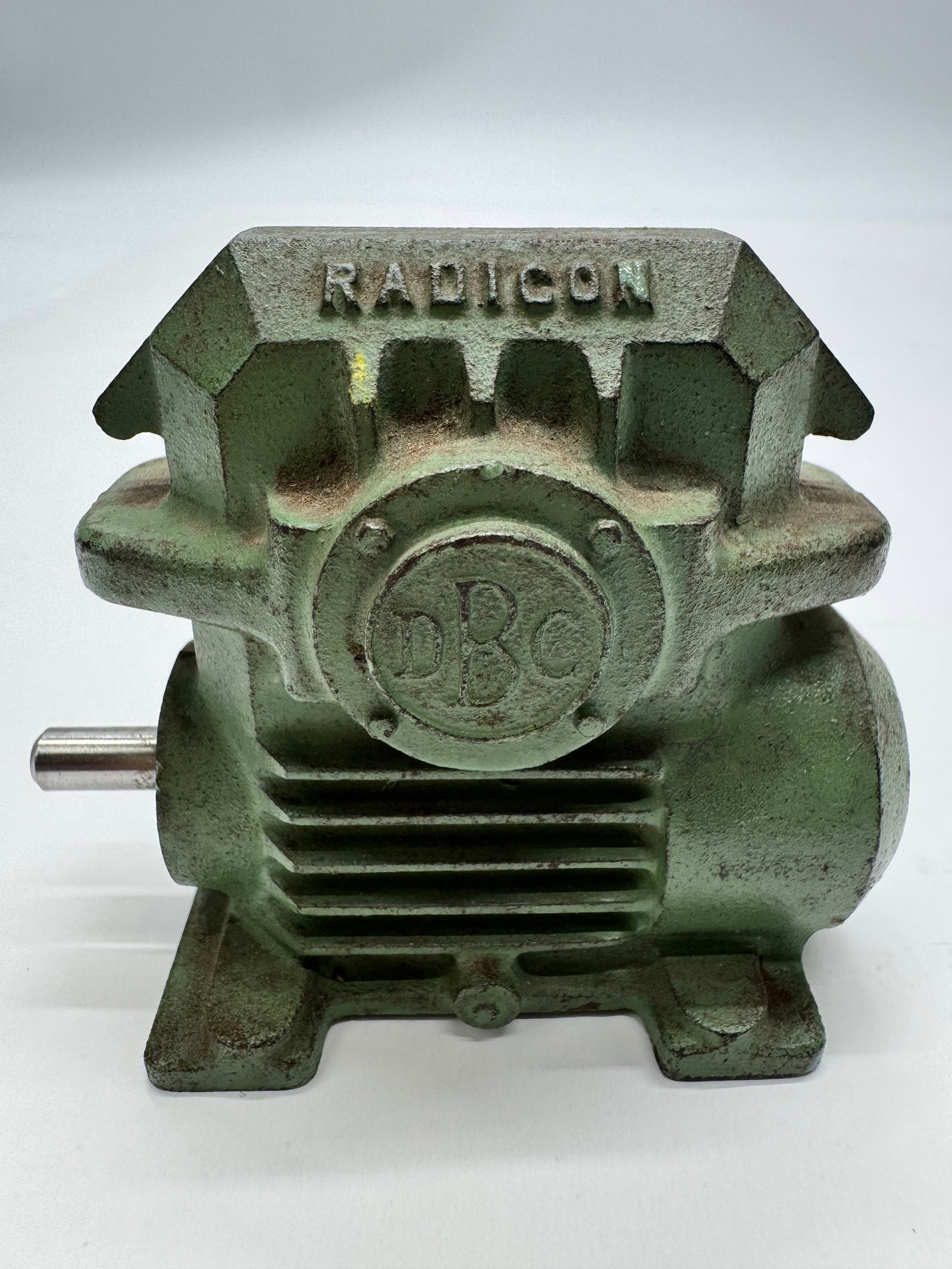Vintage Radicon Worm Gear Speed Reducer Gearbox: Vintage Radicon worm gear speed reducer with heavy green cast iron housing and original dBC emblem. Designed for industrial power transmission and machinery requiring speed reduction and increased tor