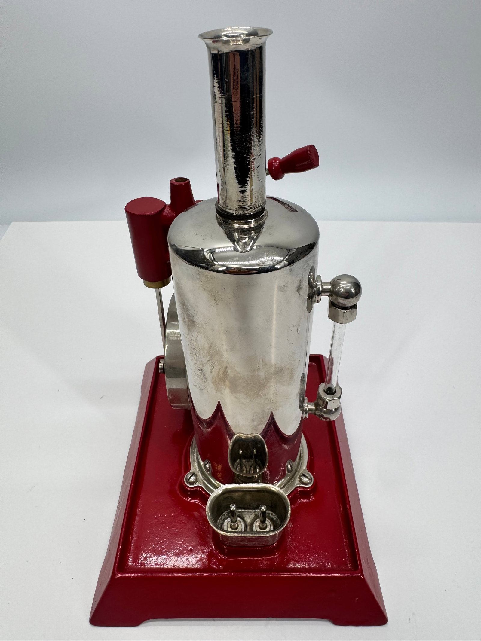 Antique Great Northern B31 Electric Toy Steam Engine Chicago: Antique vertical electric toy steam engine manufactured in the 1920s–1930s, based on the Empire Metal Ware Corp. B31 design and retailed under the Quality Brand by Great Northern Mfg. Co., Chicago. 