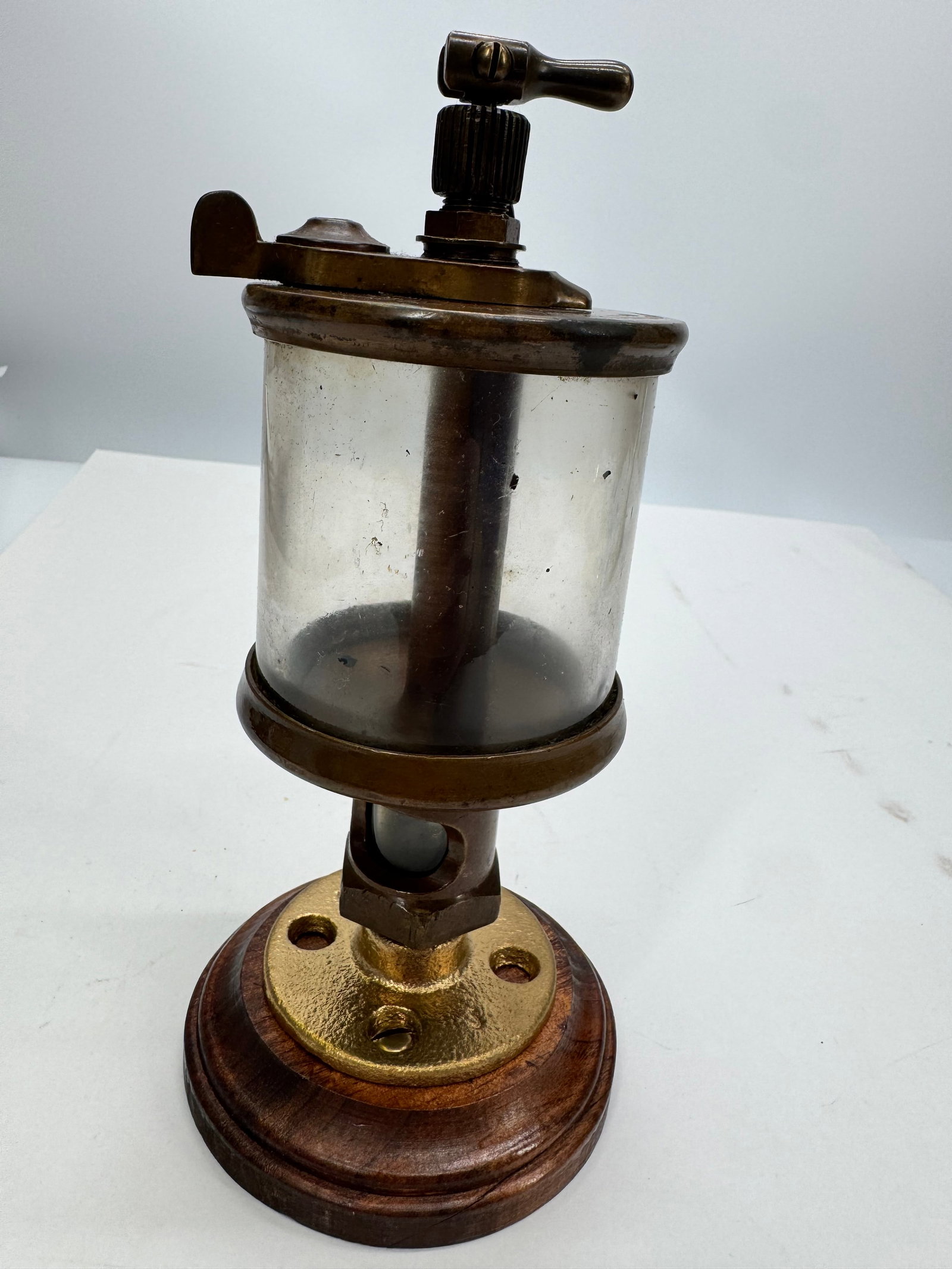 Antique Lunkenheimer Paragon Brass Oiler Pat. Jan. 21, 1902: Antique Lunkenheimer Co. Paragon brass oiler lubricator, patented January 21, 1902, for hit-and-miss gas engines, steam engines, and traction engines. Constructed of solid brass, this mechanical lubri