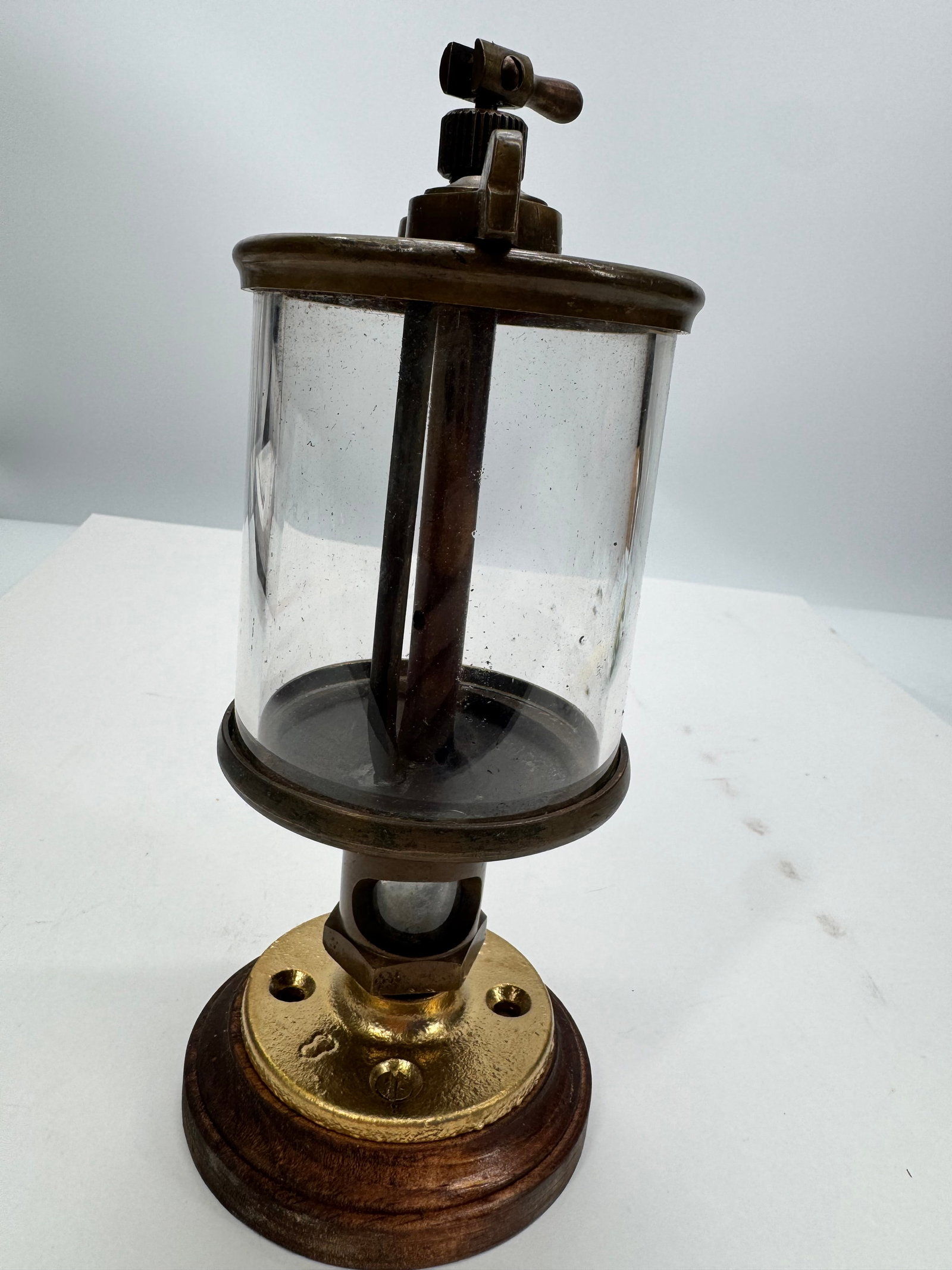 Antique Lunkenheimer Paragon No. 6 Brass Oiler Hit & Miss Engine: Antique Lunkenheimer Co. Paragon No. 6 brass oiler lubricator manufactured in Cincinnati, Ohio. The cap is cast “THE LUNKENHEIMER CO. CINCINNATI O. PARAGON NO. 6” and bears the Pat. Jan. 21, 1