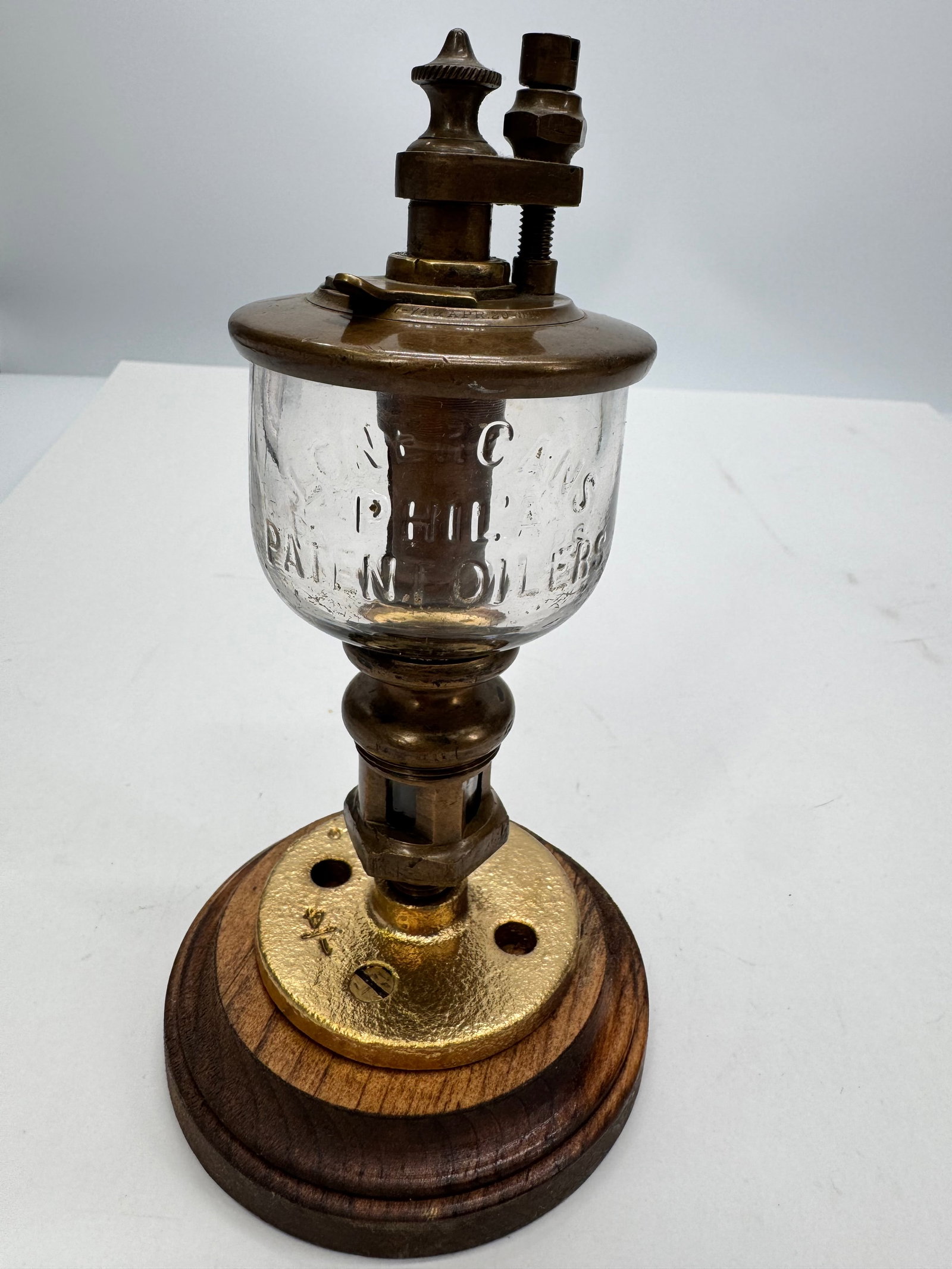 Antique Lonergan’s Philadelphia Brass & Glass Drip Oiler: Antique Lonergan’s brass and glass drip oiler manufactured in Philadelphia, Pennsylvania, for use on stationary engines, steam engines, and other industrial machinery. Features a solid brass body wi