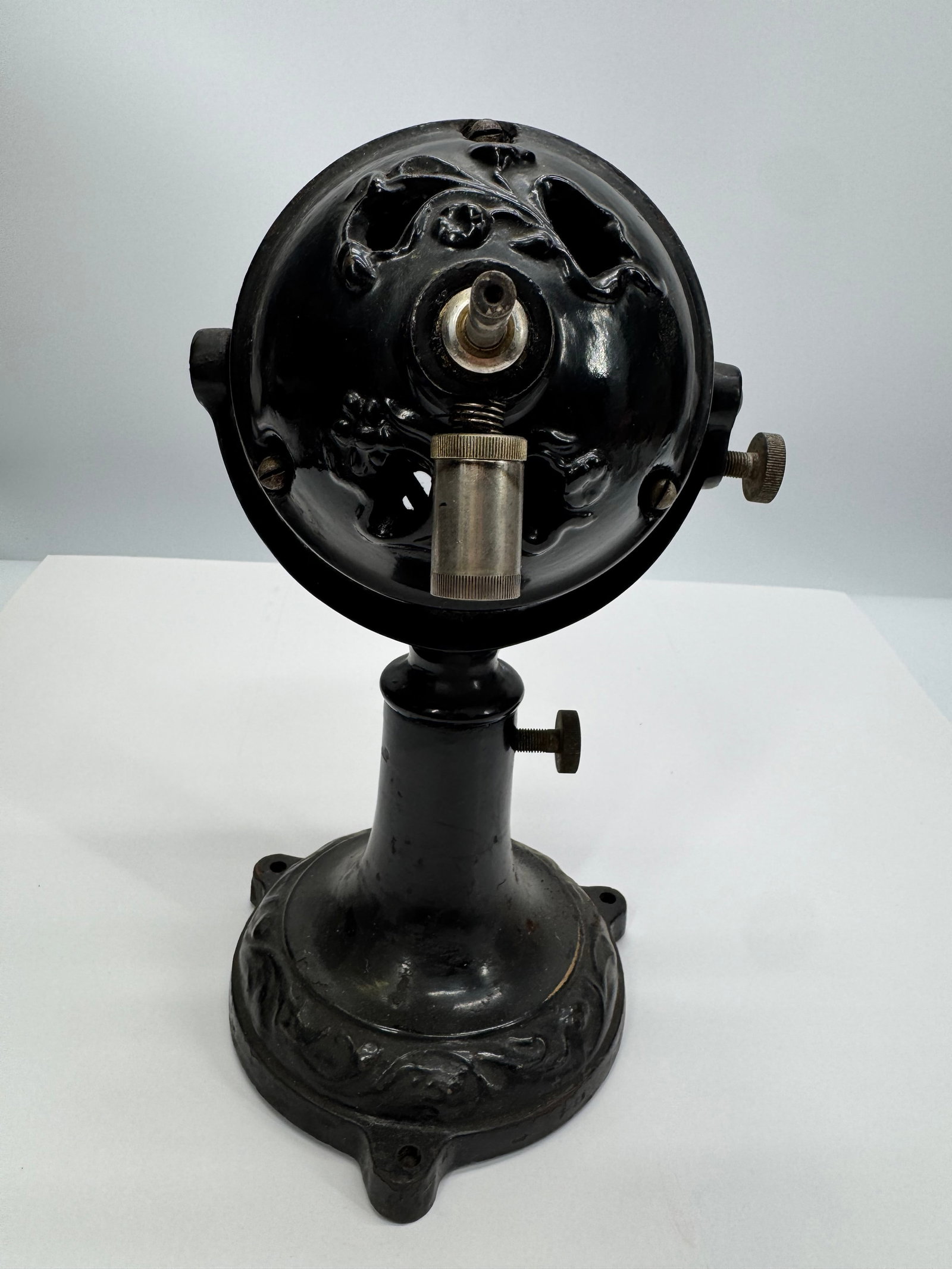 Antique Cast Iron Electric Desk Fan Project Parts c.1910–1920: Antique cast iron electric desk fan dating to the 1910s–1920s, similar in style to early models by General Electric, Robbins & Myers, and other American manufacturers. Features the original black pa